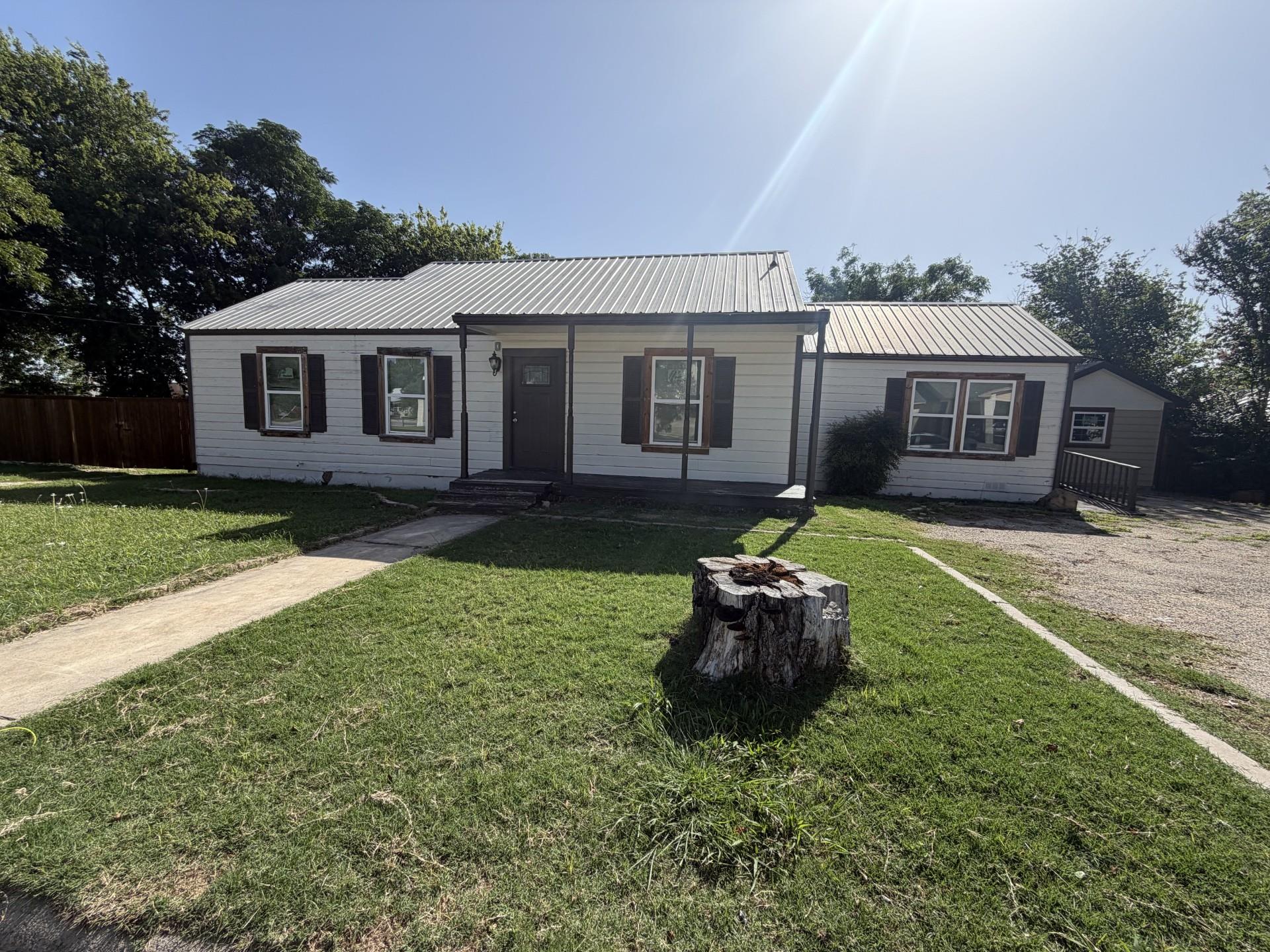 Listing photo 1 of 103 S Walnut St