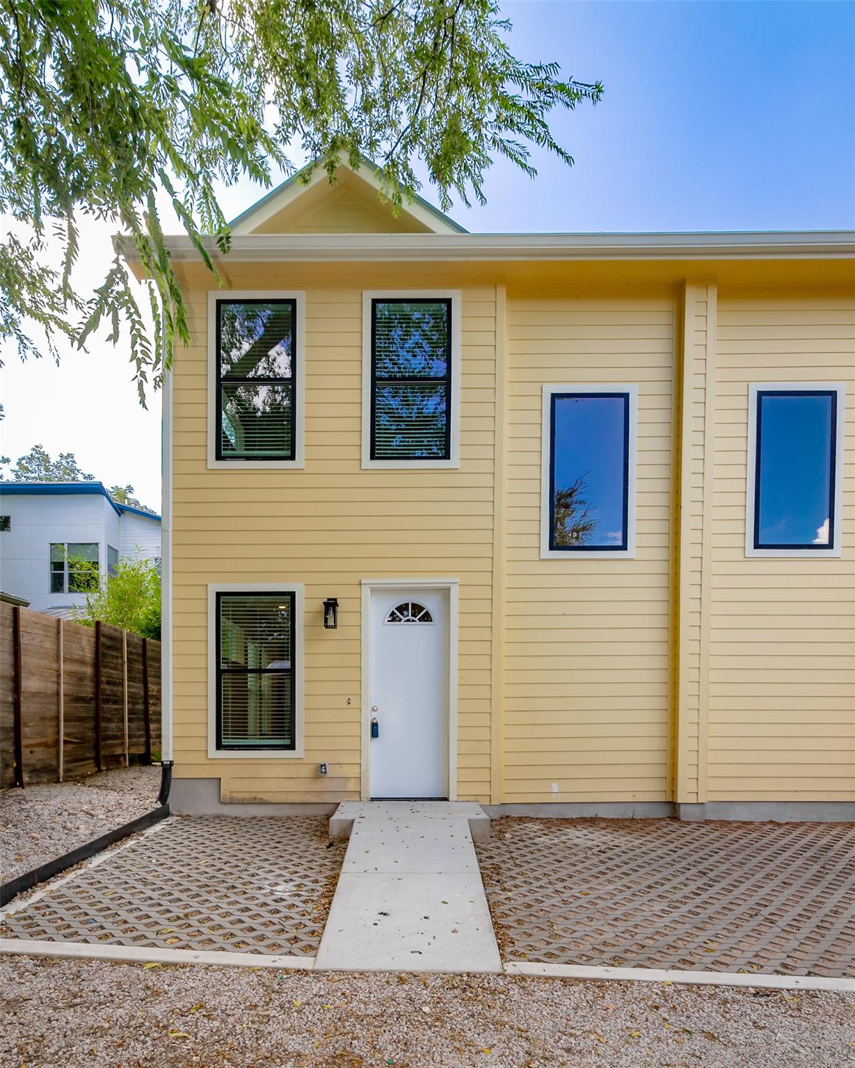 Listing photo 1 of 1012 W Milton St  #B