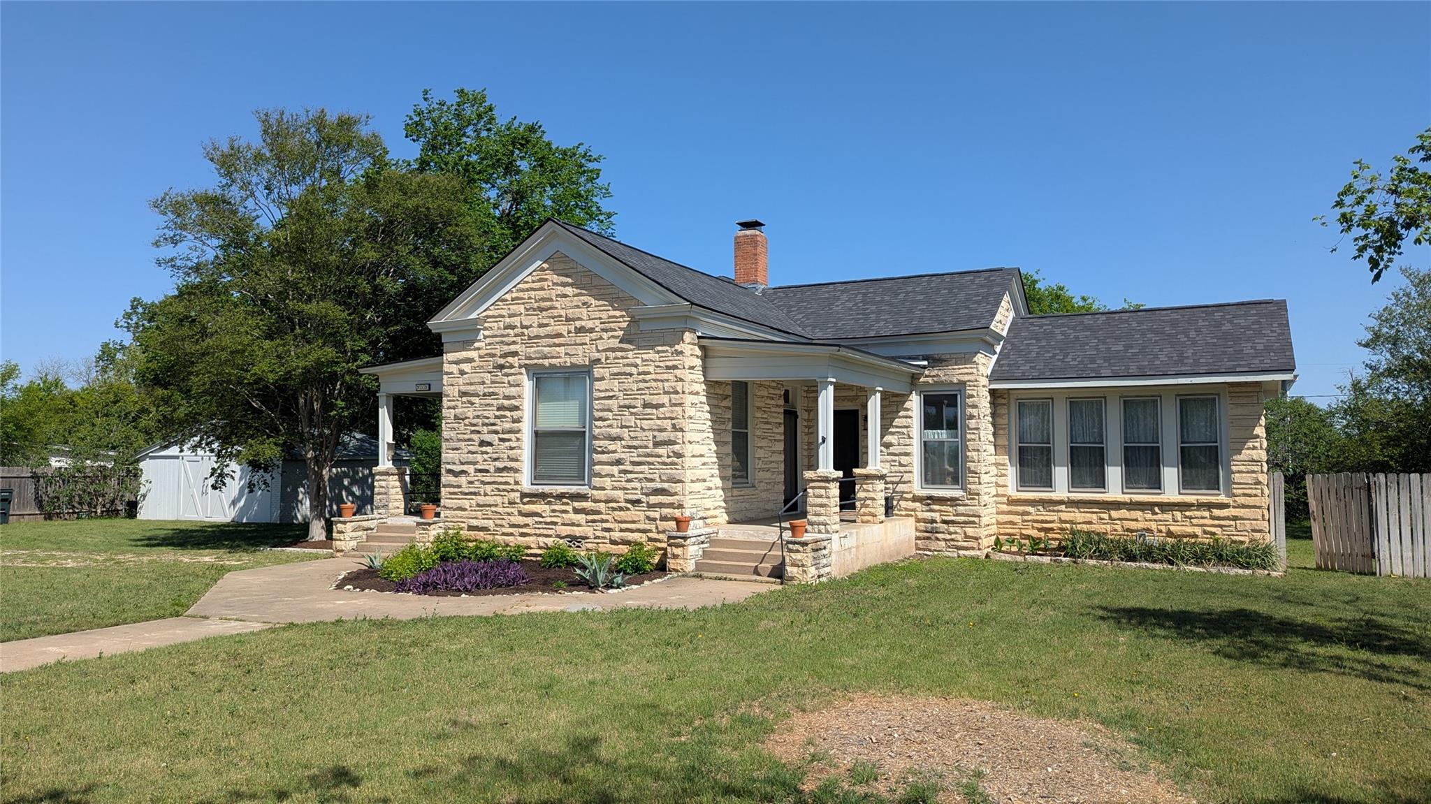 Listing photo 1 of 515 E 8th St