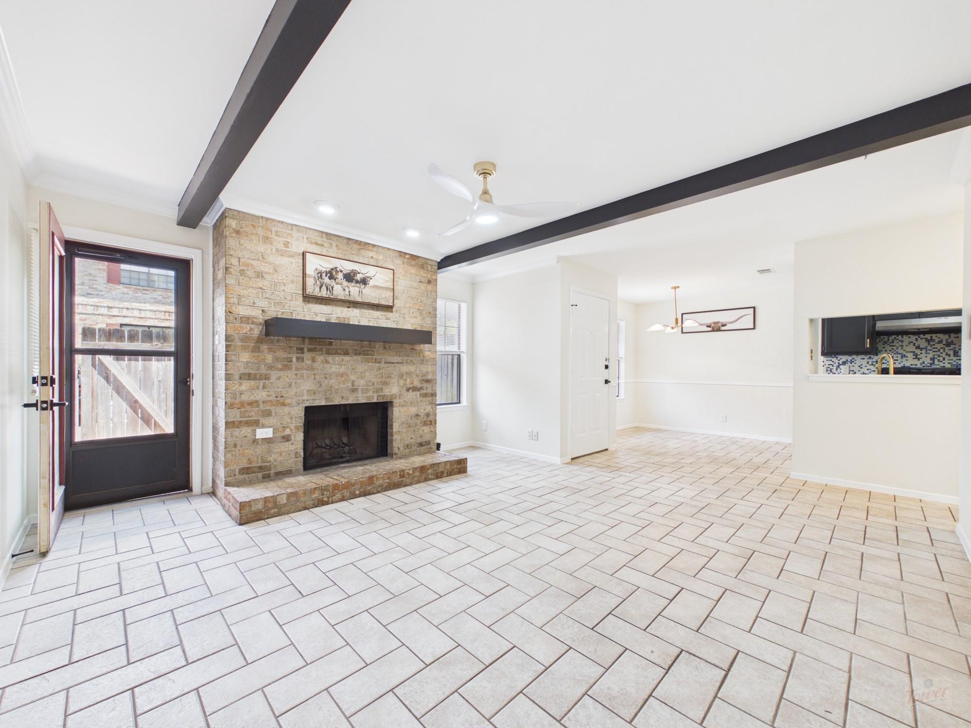 Listing photo 1 of 2907  Pearl St  #102
