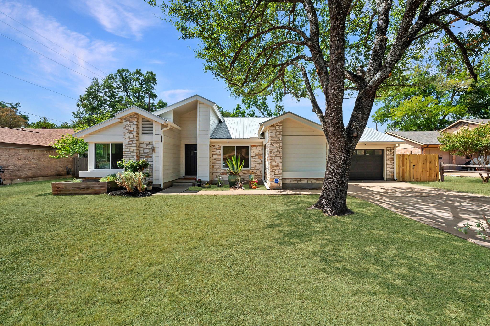 Listing photo 1 of 4001  Burr Oak Ln
