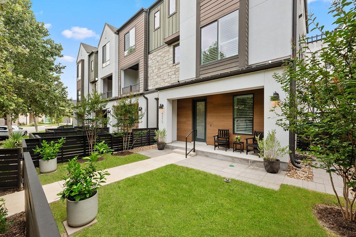 Modern multi-level exterior architecture features