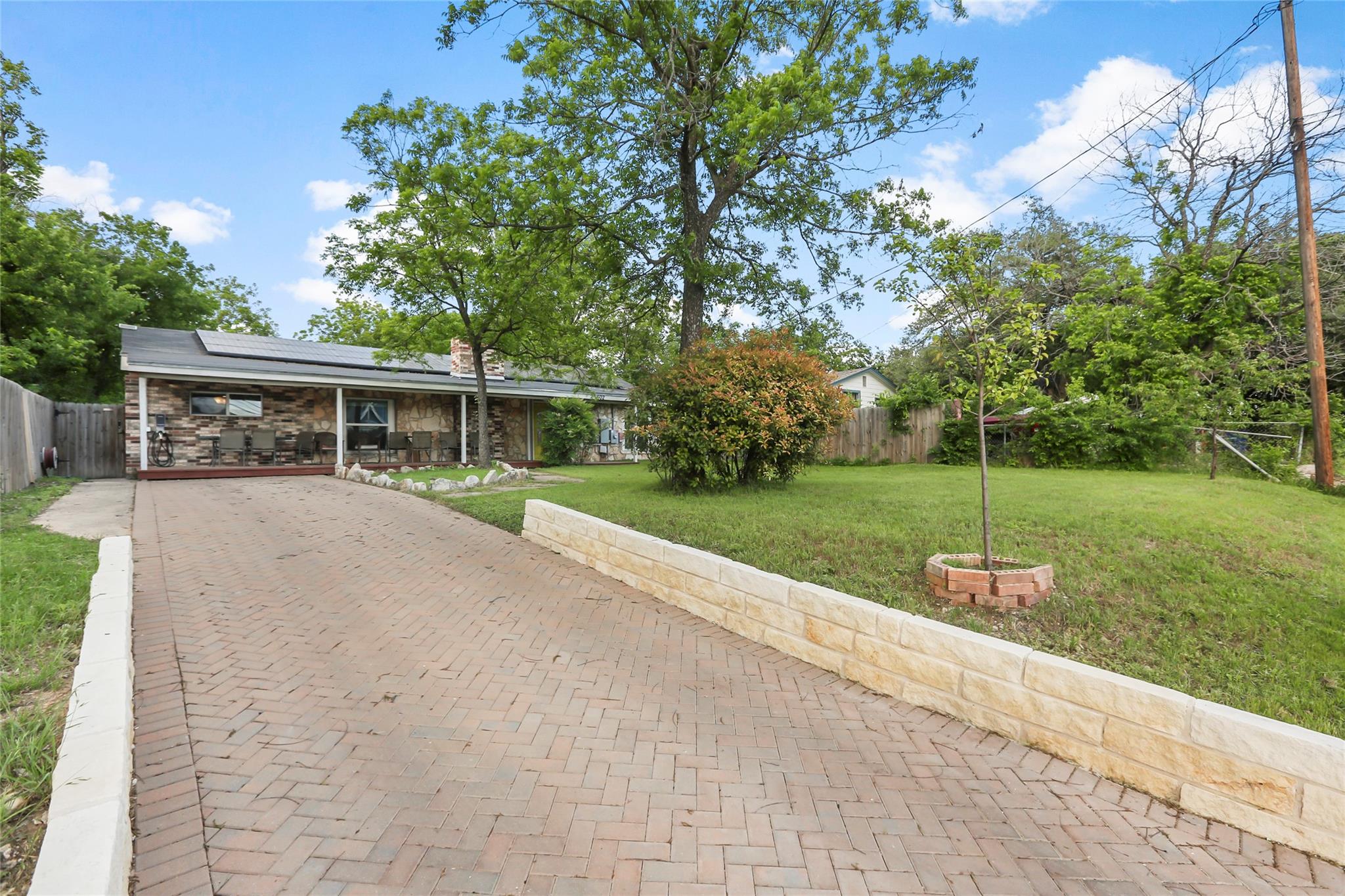 Listing photo 1 of 602 W Grady Dr