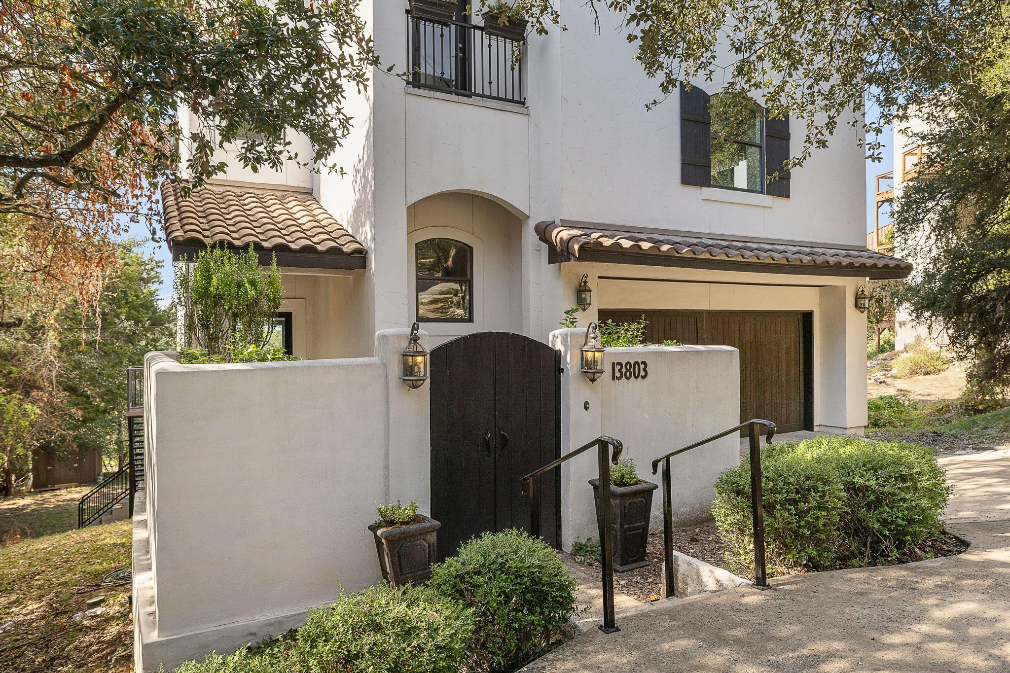Listing photo 1 of 13803  Lakeview Dr