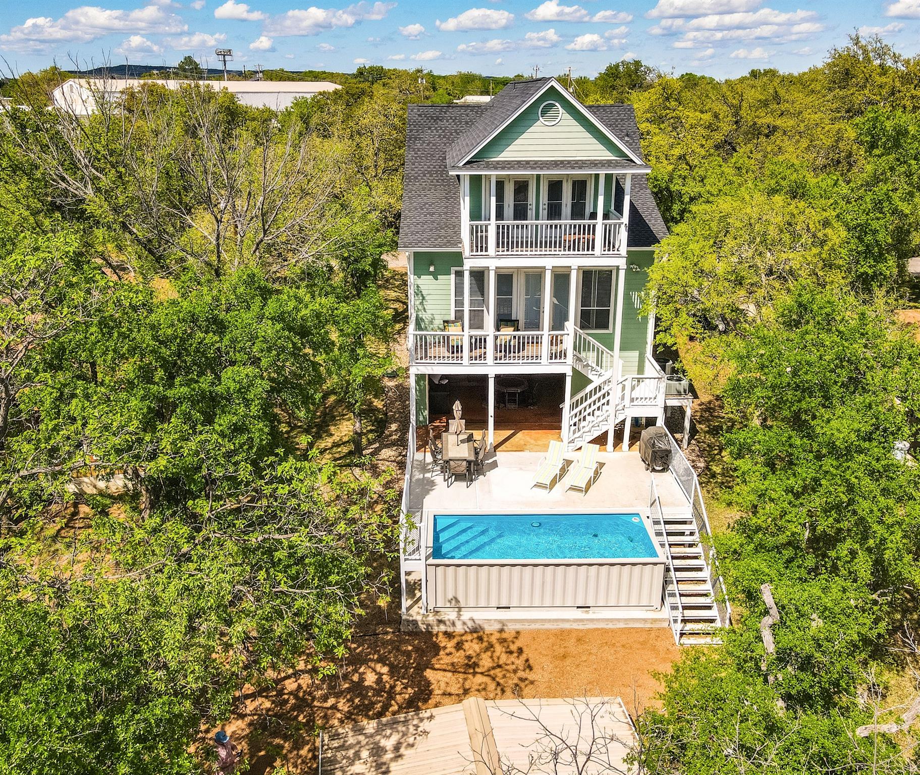 Listing photo 1 of 1943  Glencove Dr