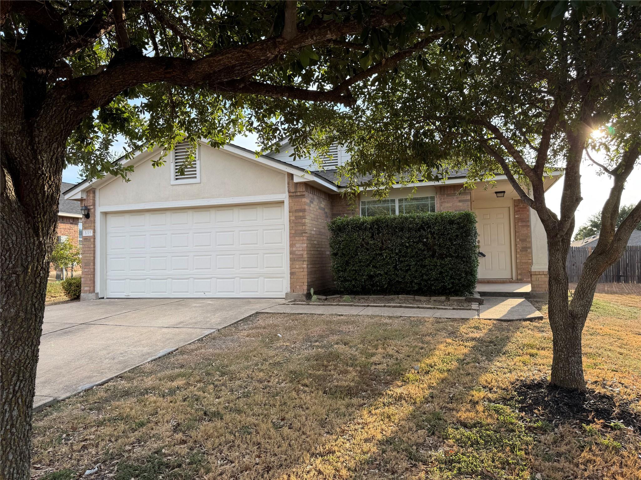 Listing photo 1 of 1015  Remington Dr
