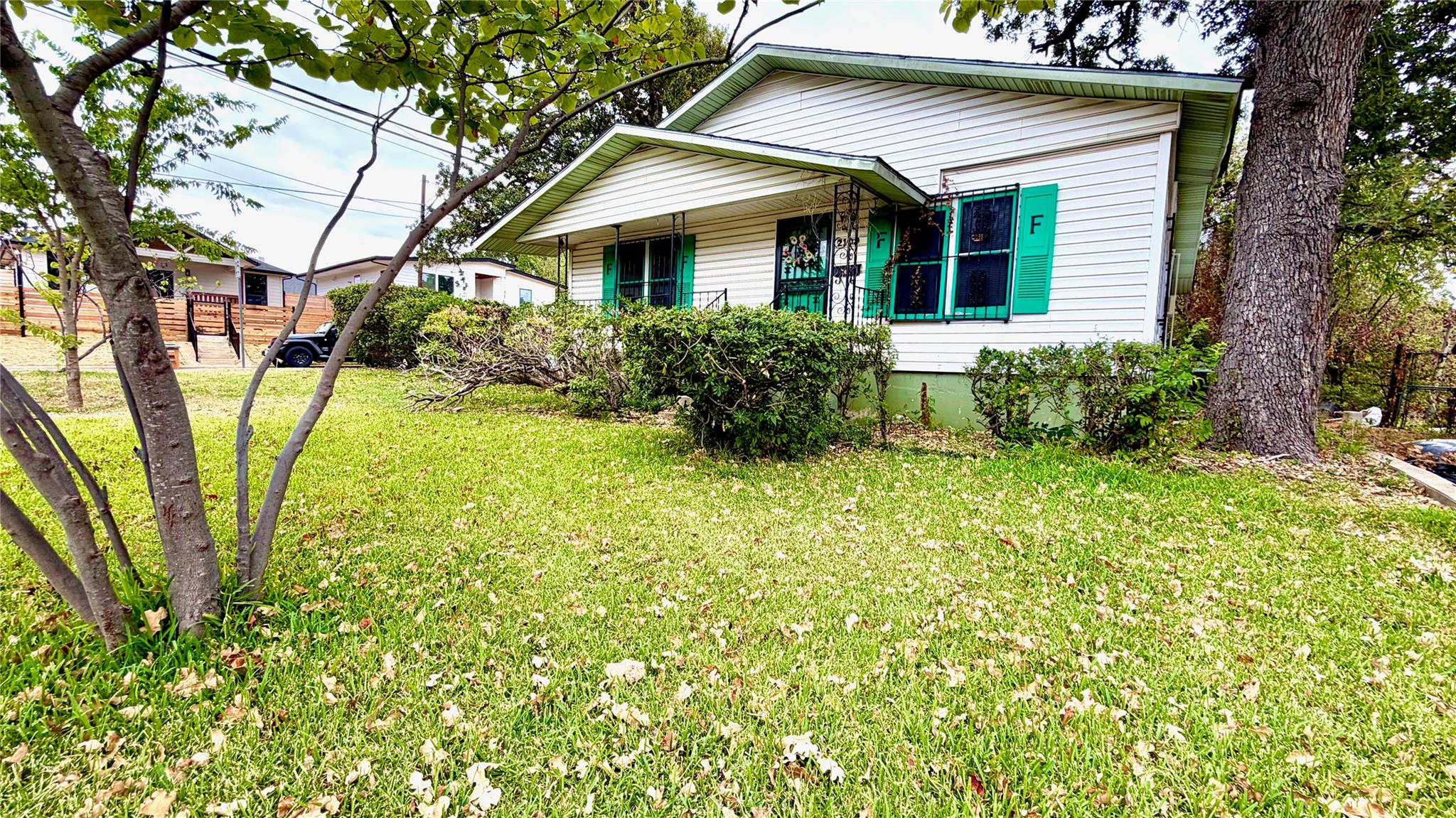 Listing photo 1 of 2109 E 12th St