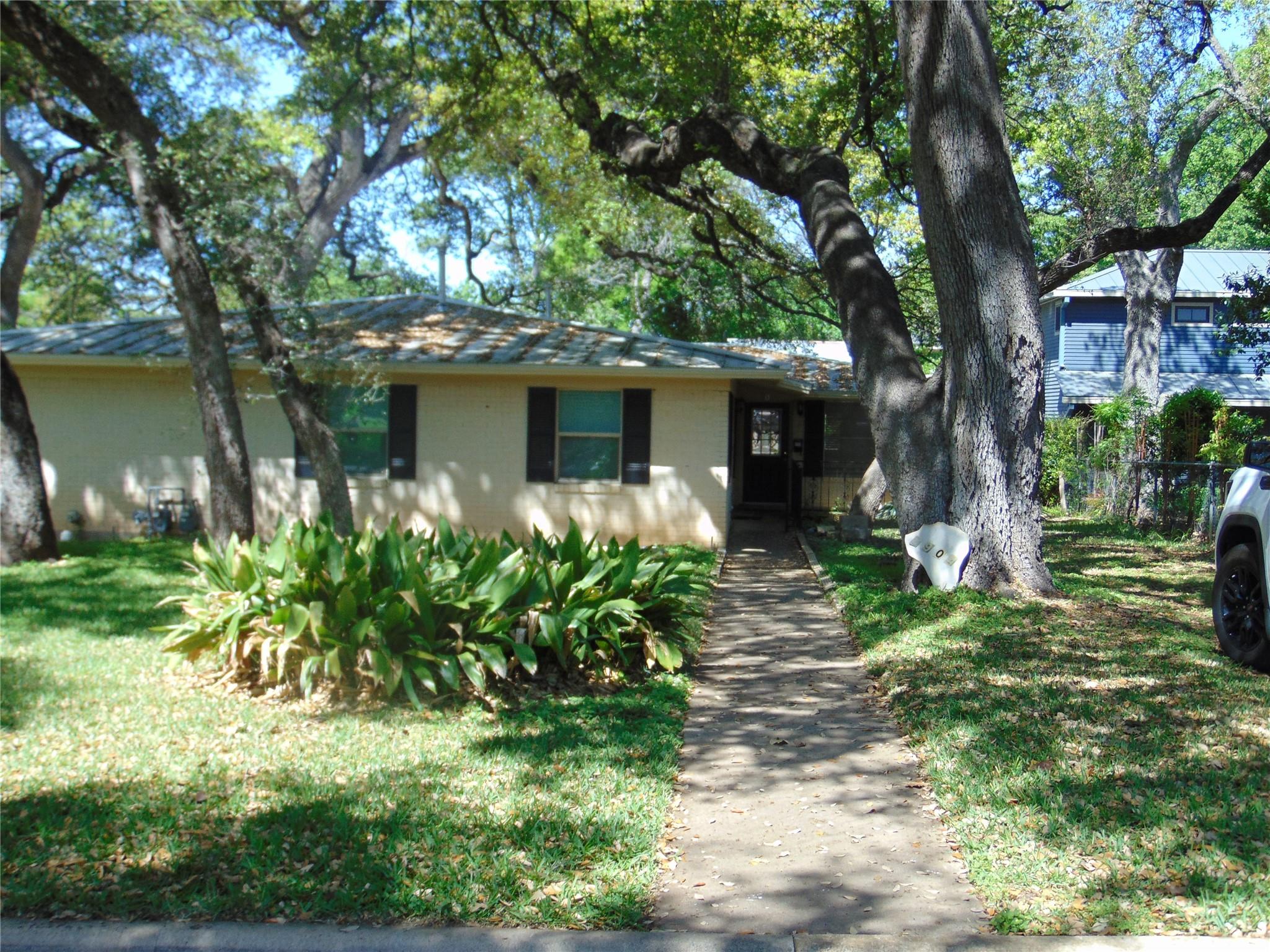 Listing photo 1 of 3904  Bailey Ln