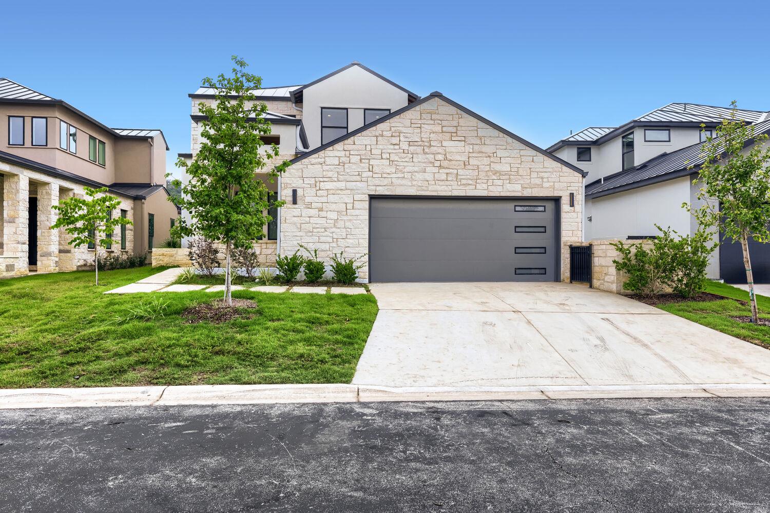 Listing photo 1 of 7  Denbury Gln