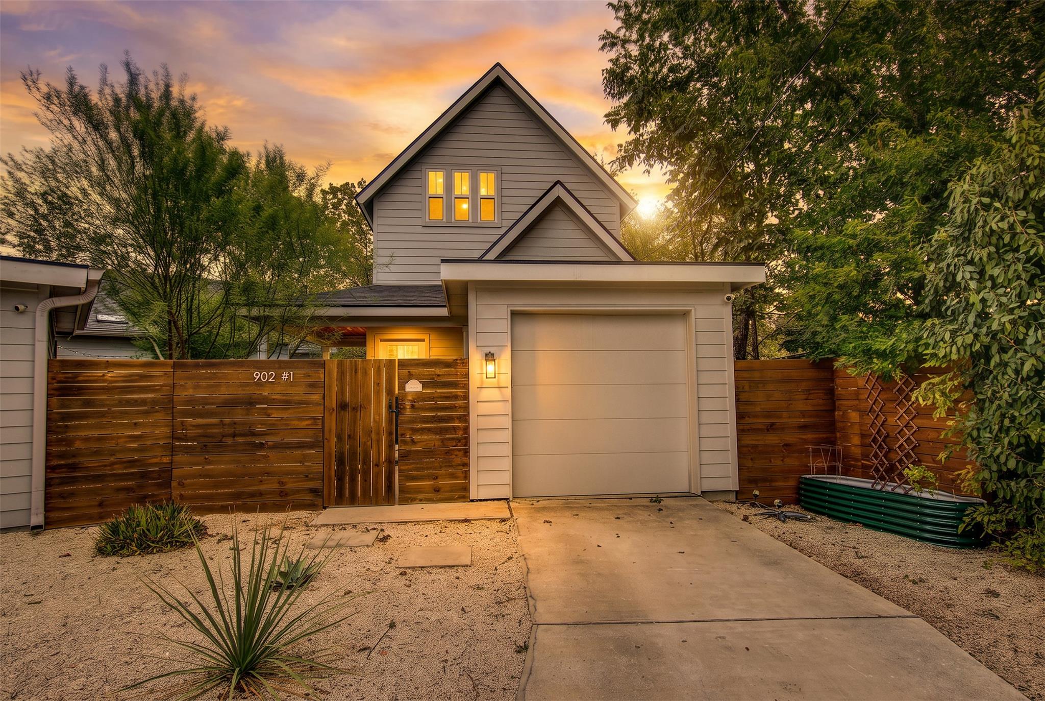 Listing photo 1 of 902  Plateau Cir  #1