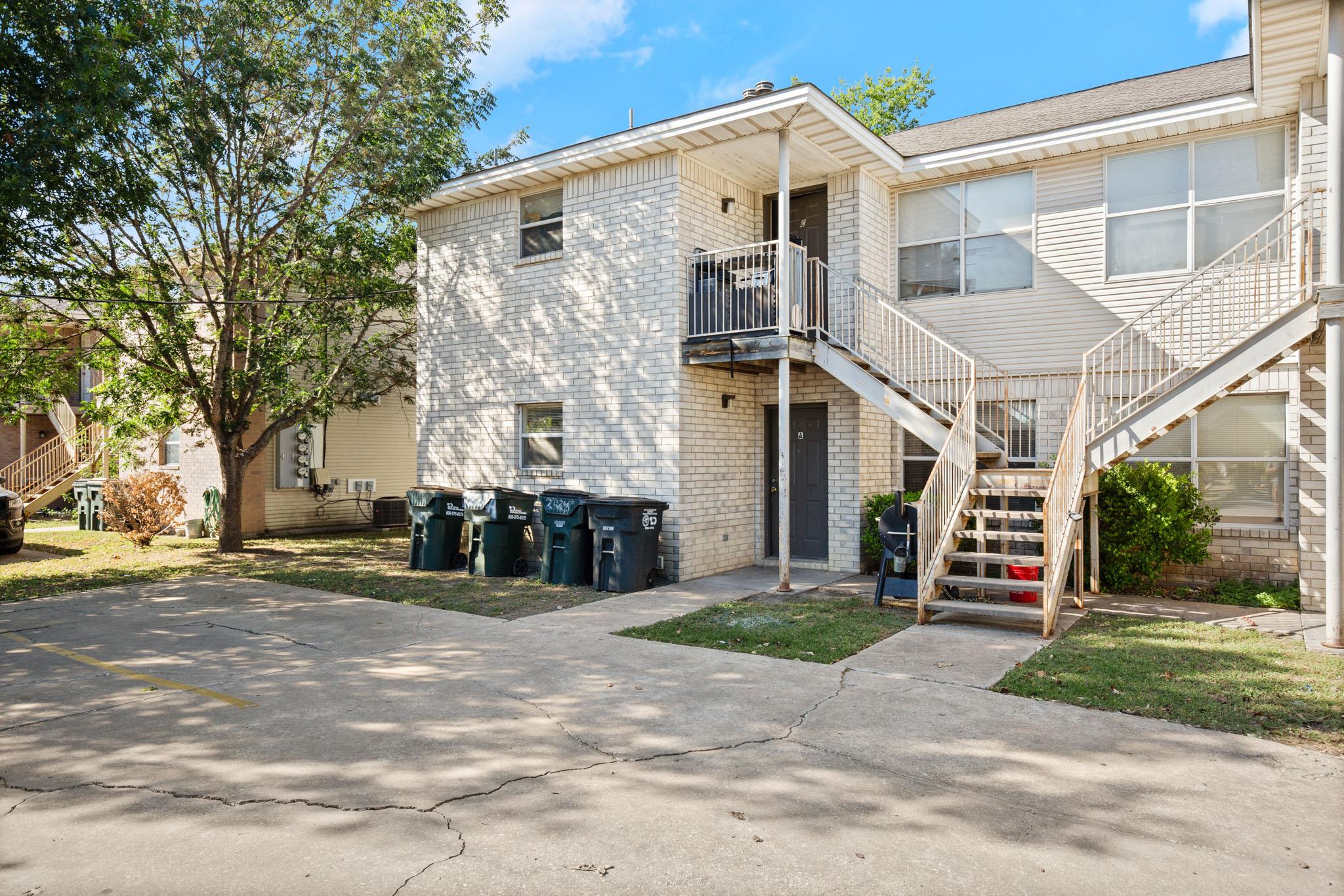 Listing photo 1 of 2224  Katy Ln  #C