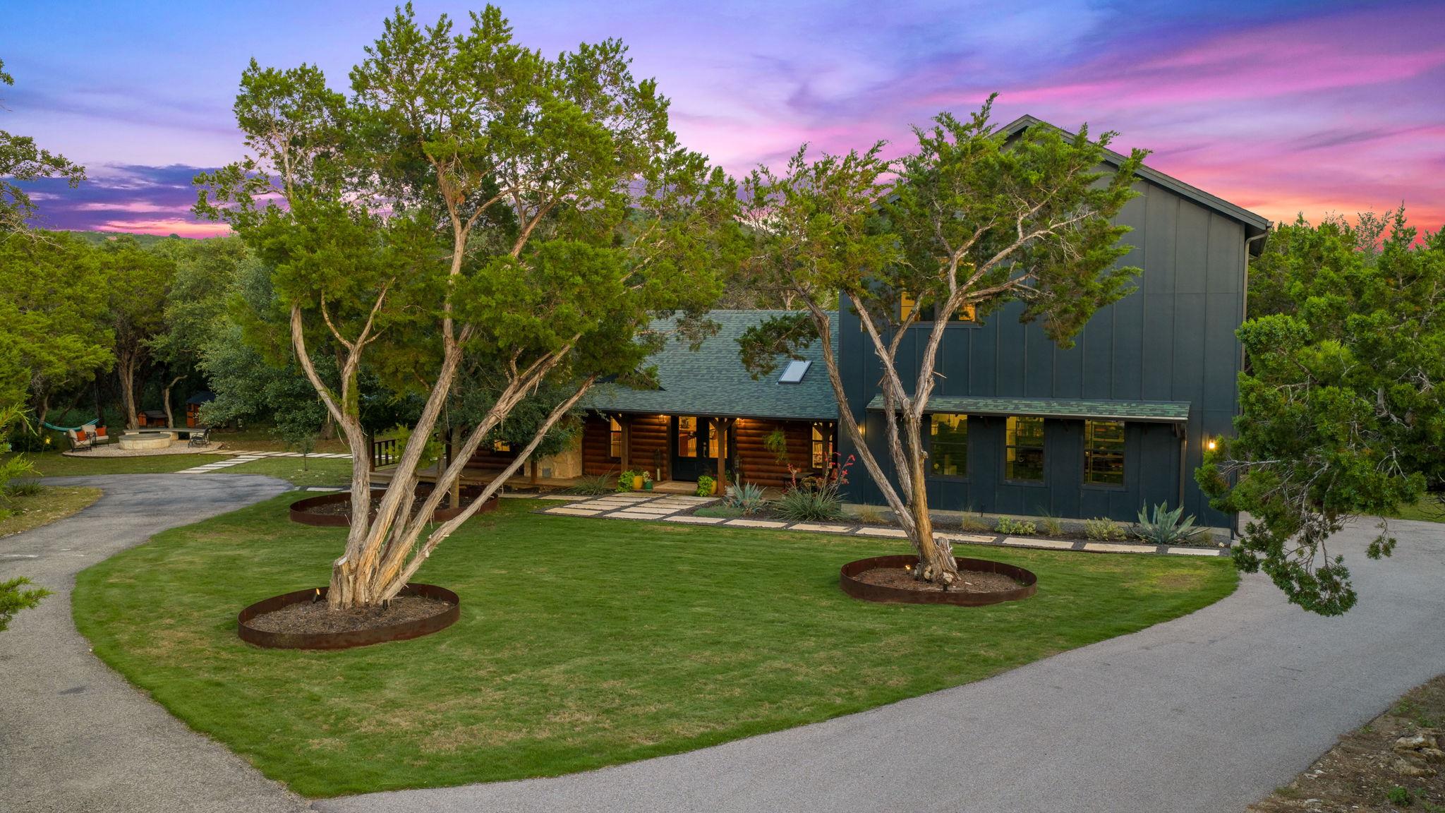 A striking property, harmonizing a log cabin with