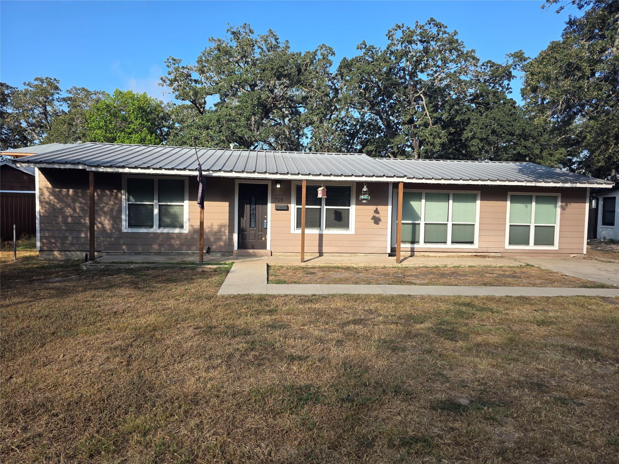 Listing photo 1 of 715  Vogel St