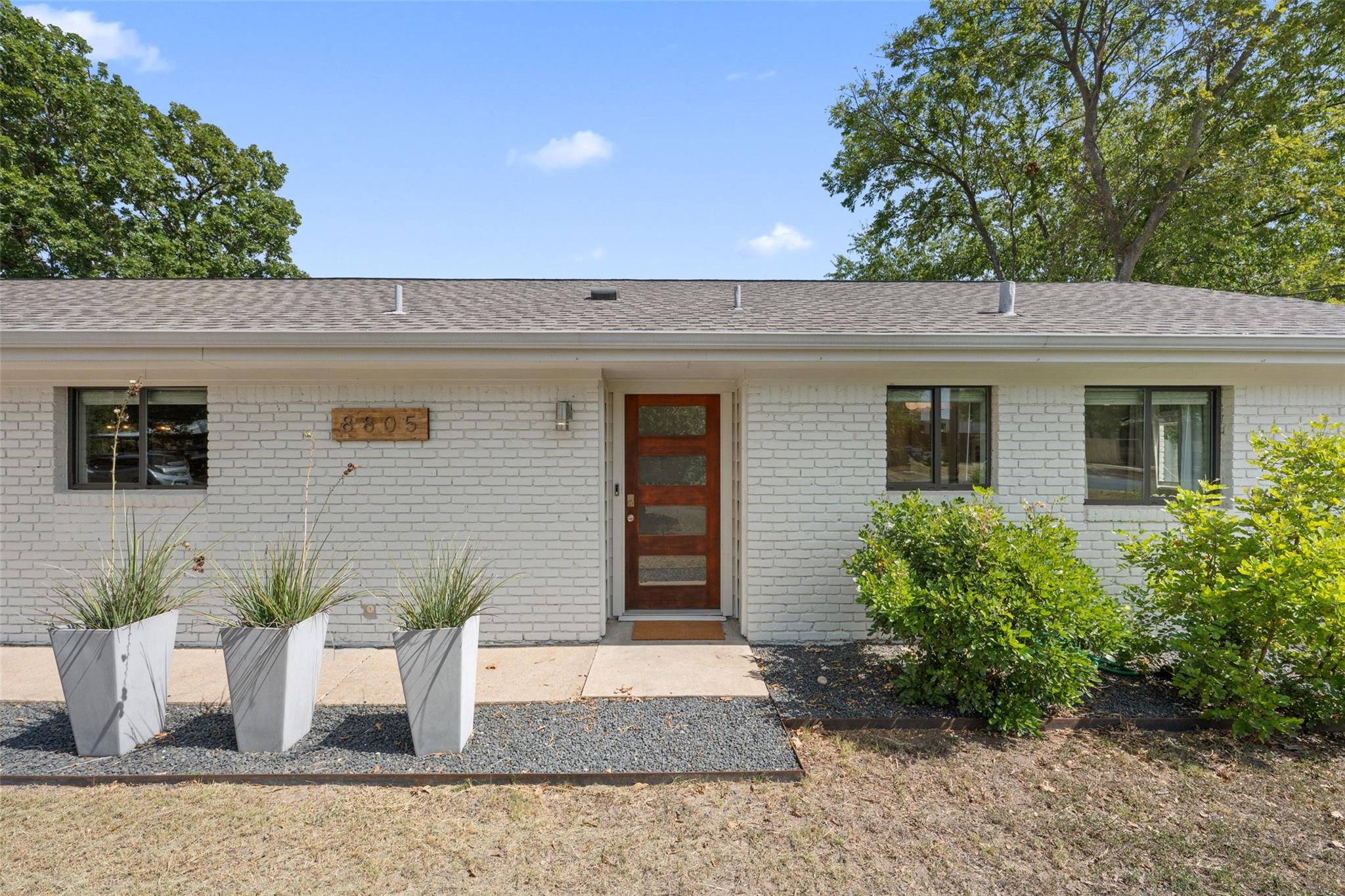 Listing photo 1 of 8805  Leisure Dr