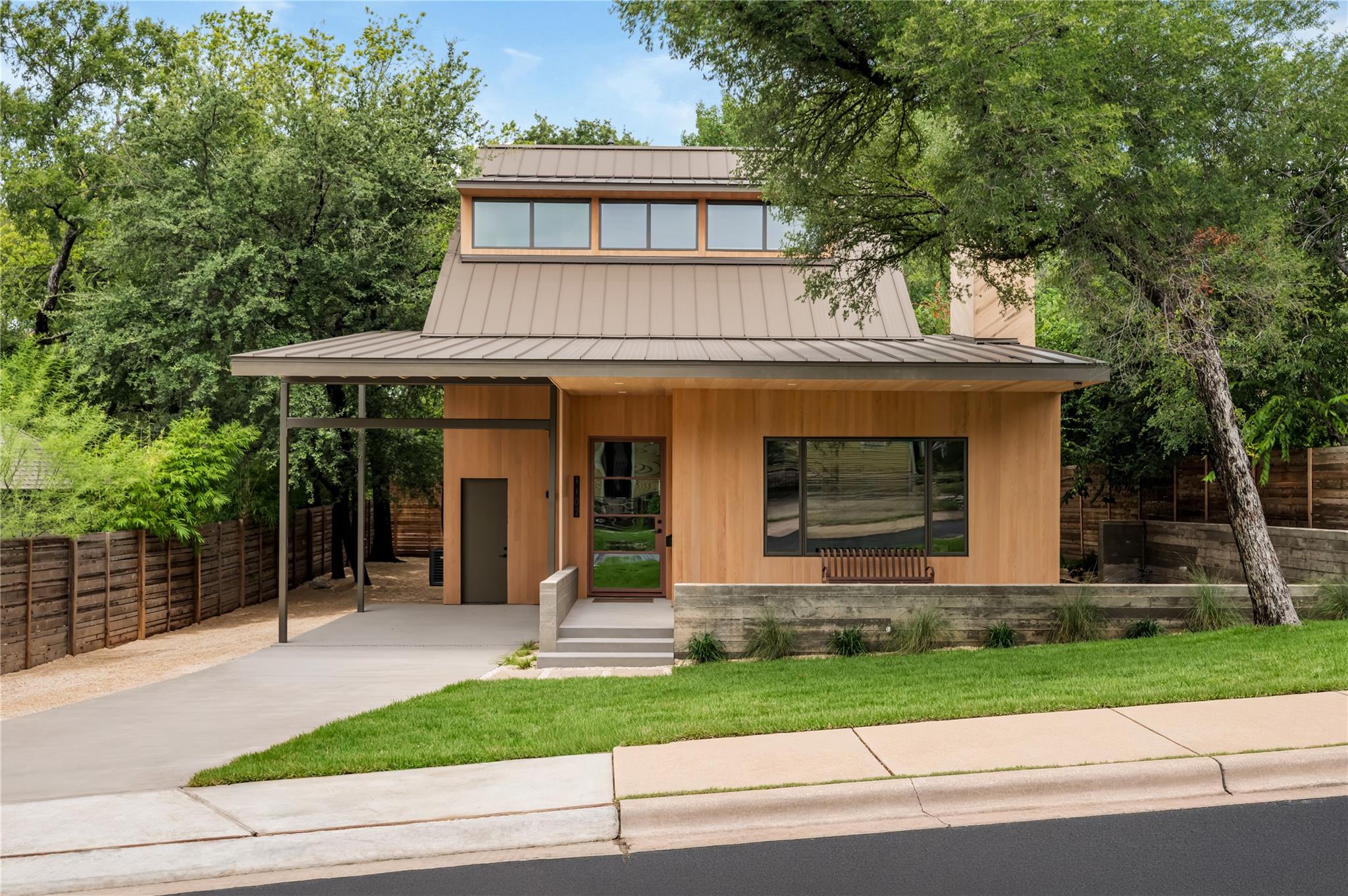 Listing photo 1 of 1102  Charlotte St