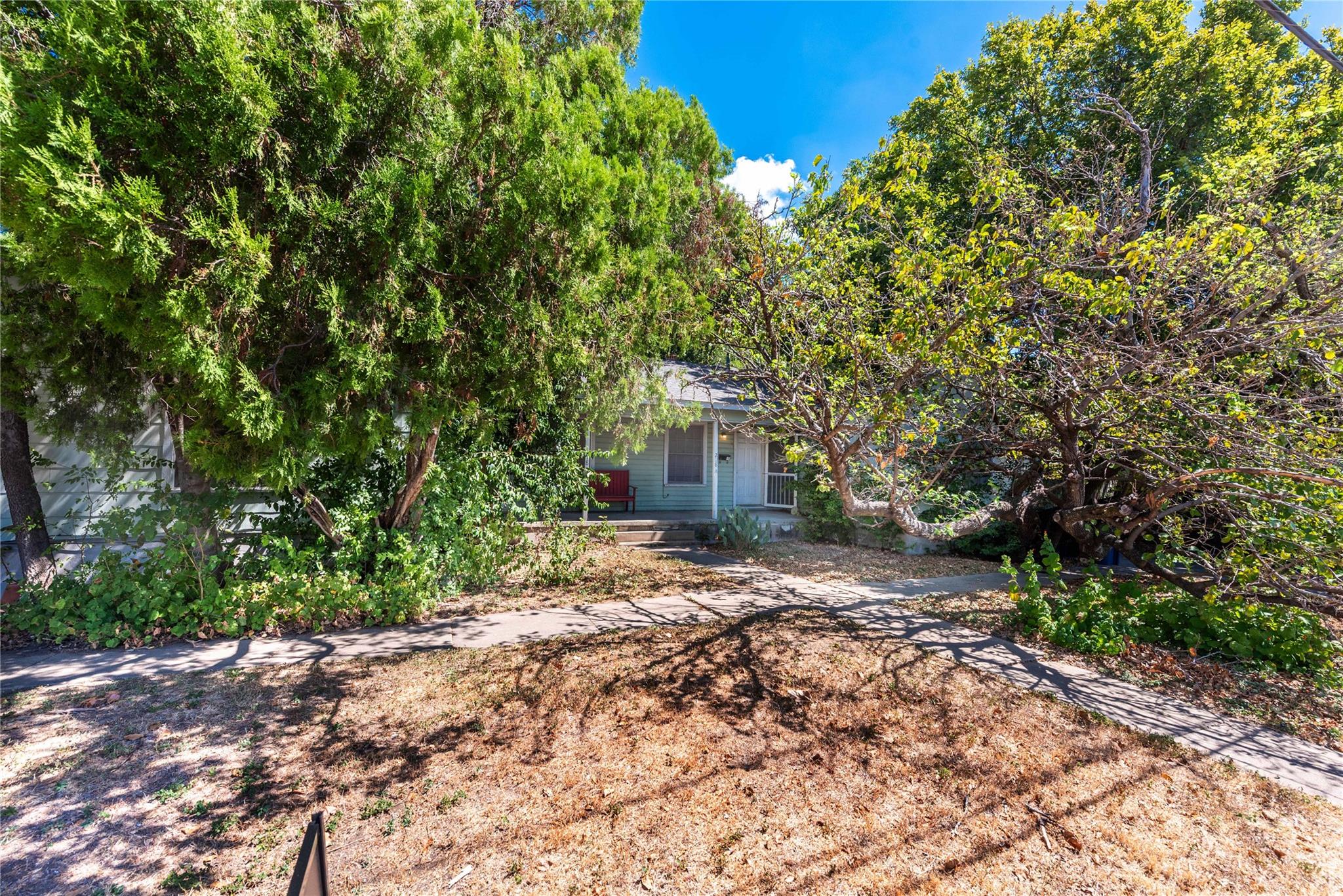 Listing photo 1 of 218 W 51st Street St