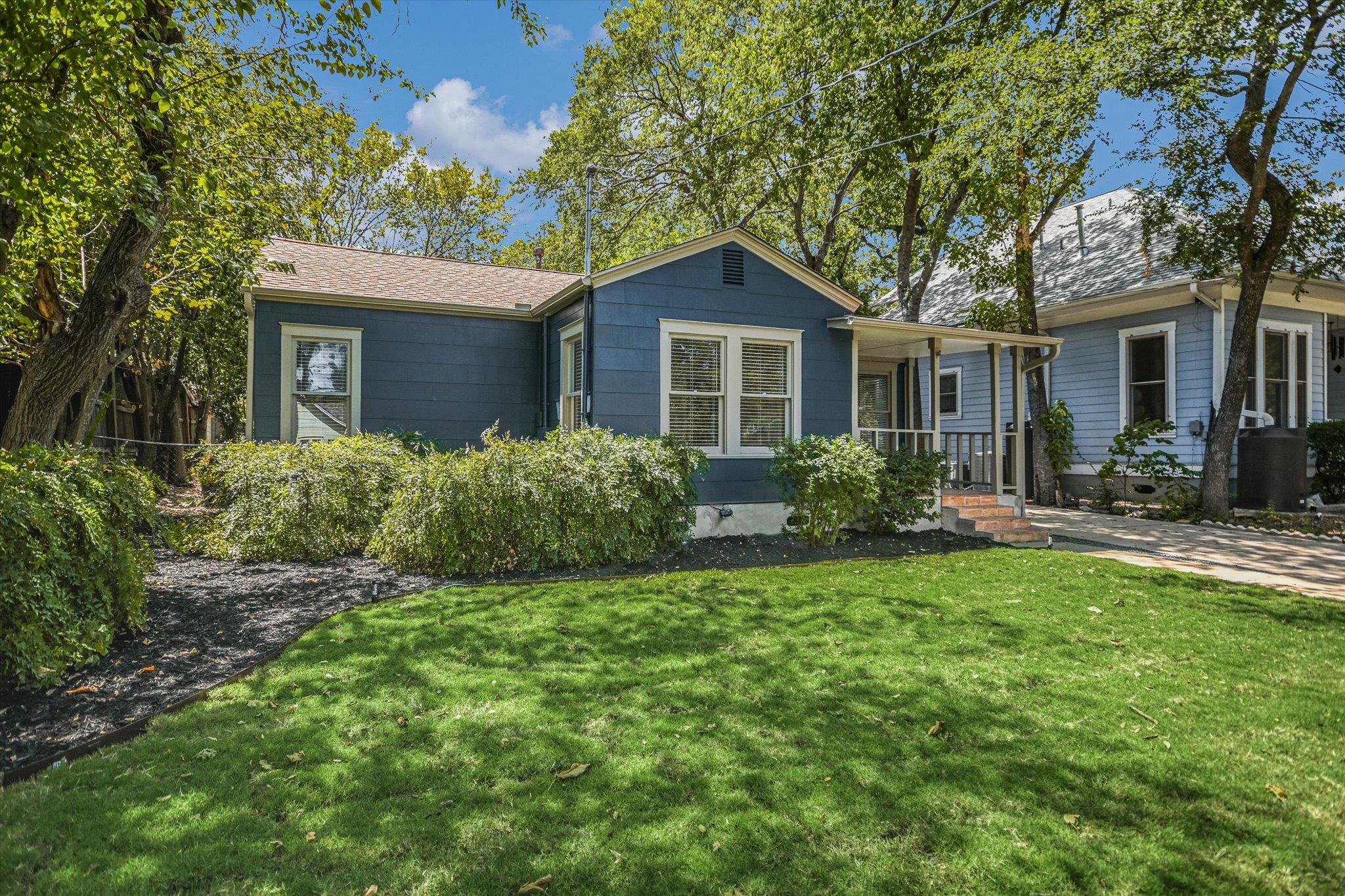 Listing photo 1 of 1001 E 39th St