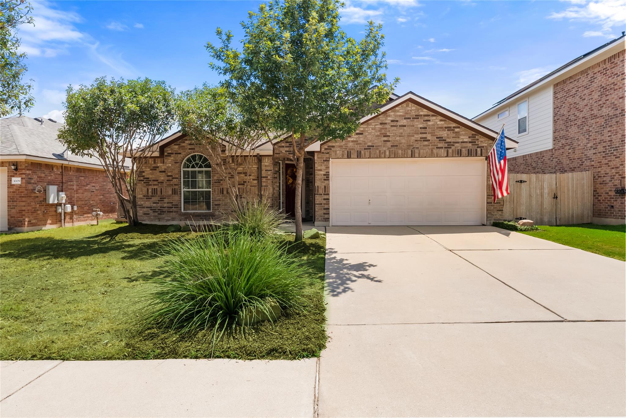 Listing photo 1 of 1005  Zeus Cir