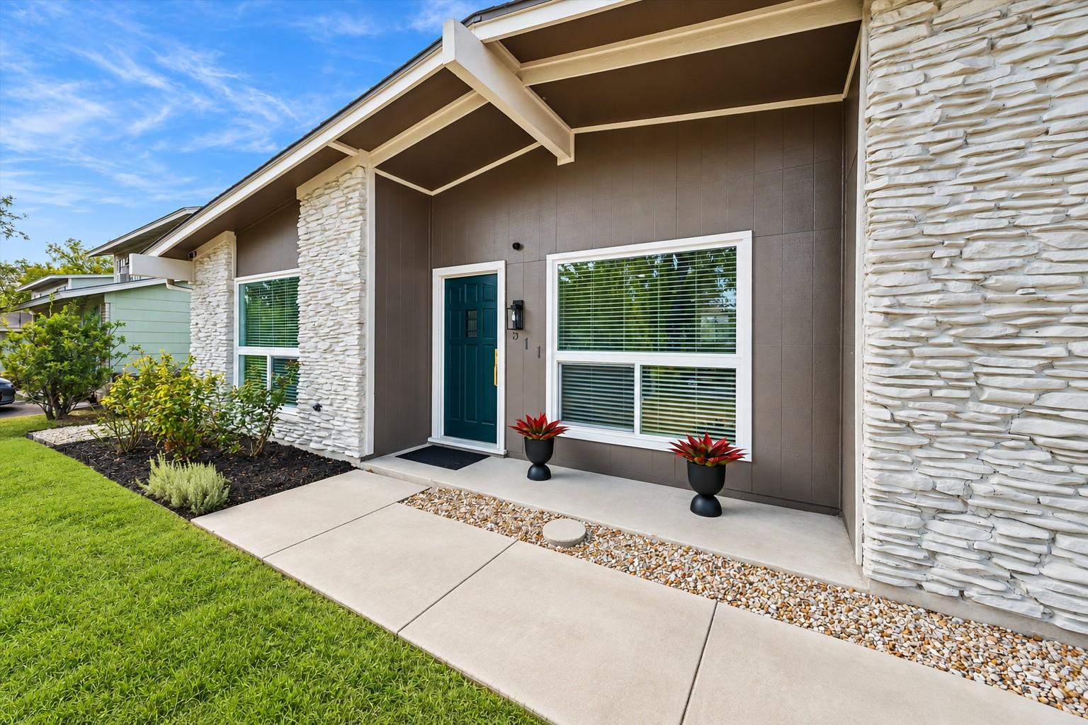 Listing photo 1 of 511  Arbor Ln
