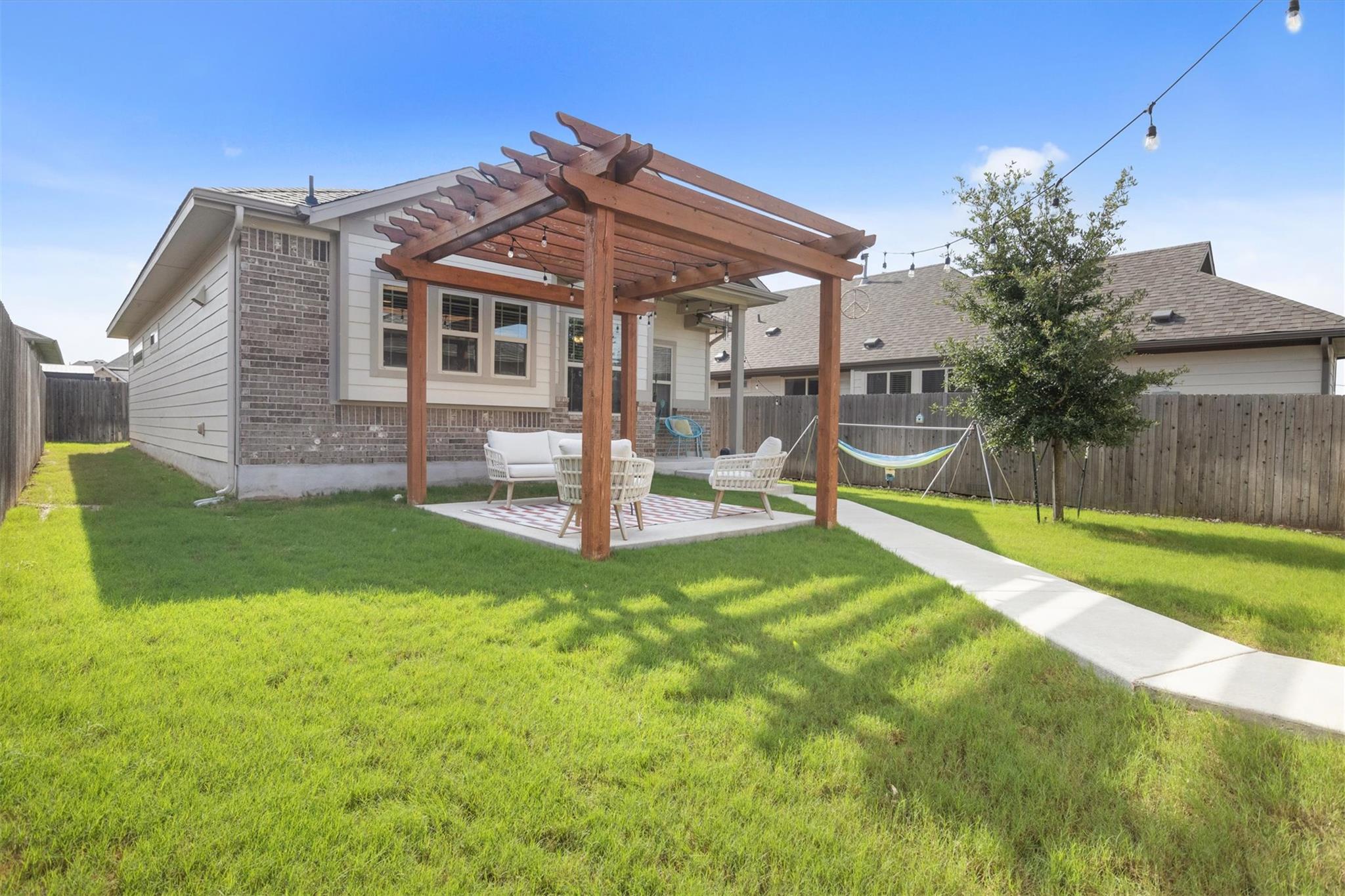 Listing photo 1 of 17921  Lungo St