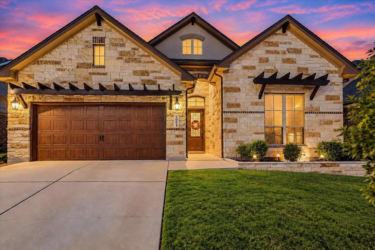 Listing photo 1 of 1004  Hezekiah Ln
