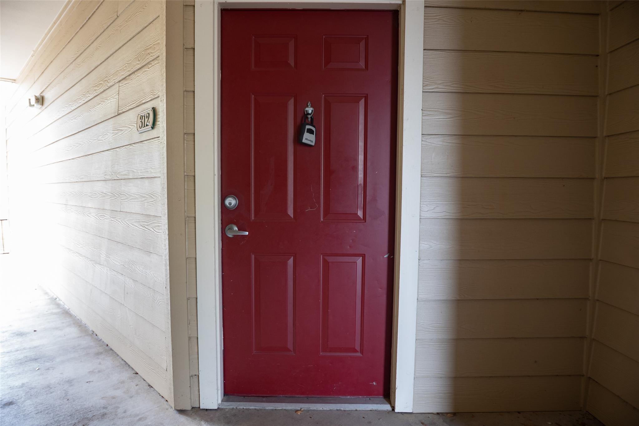 Listing photo 1 of 2320  Gracy Farms Ln  #312
