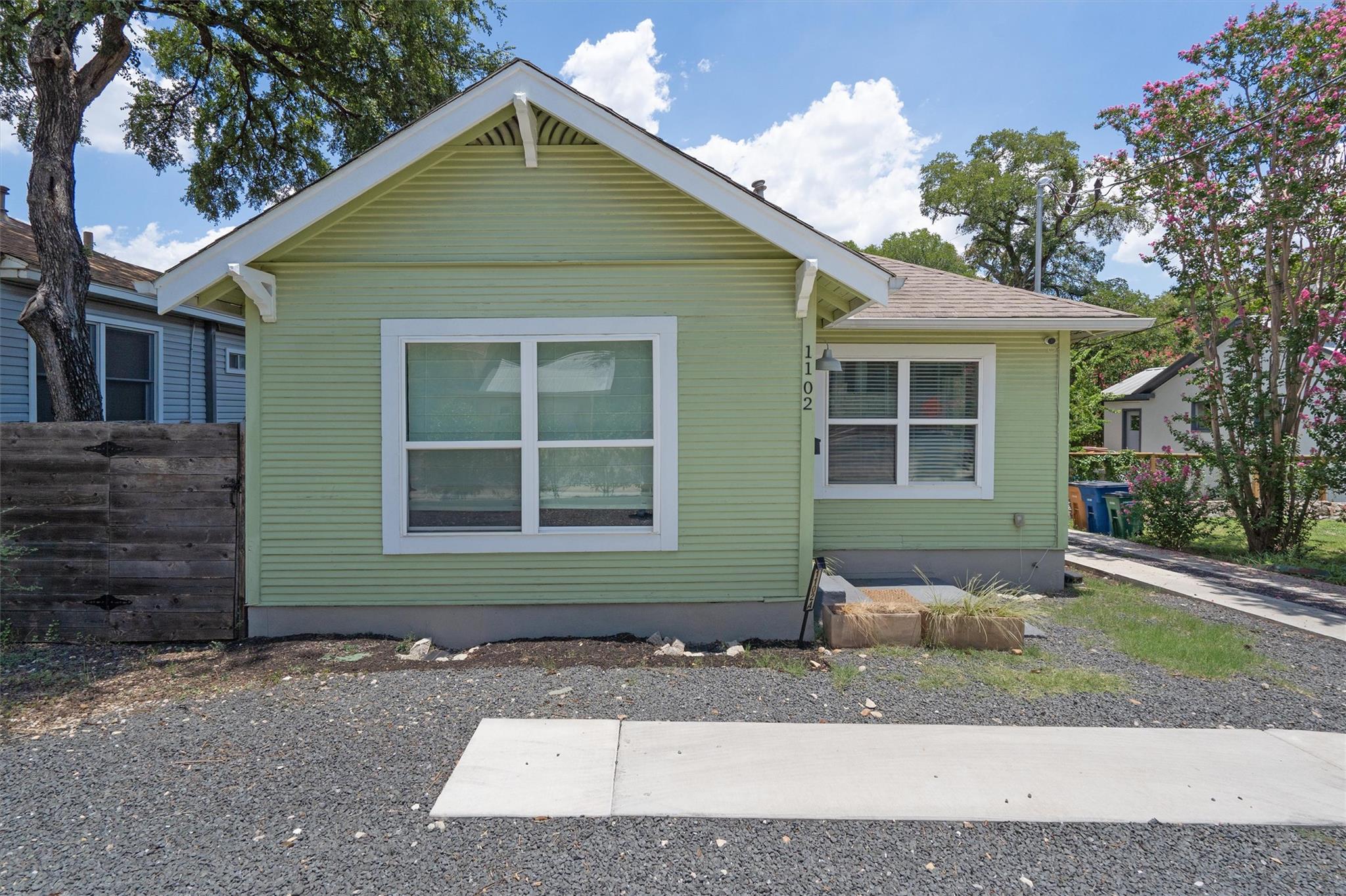 Listing photo 1 of 1102  Woodland Ave  #1