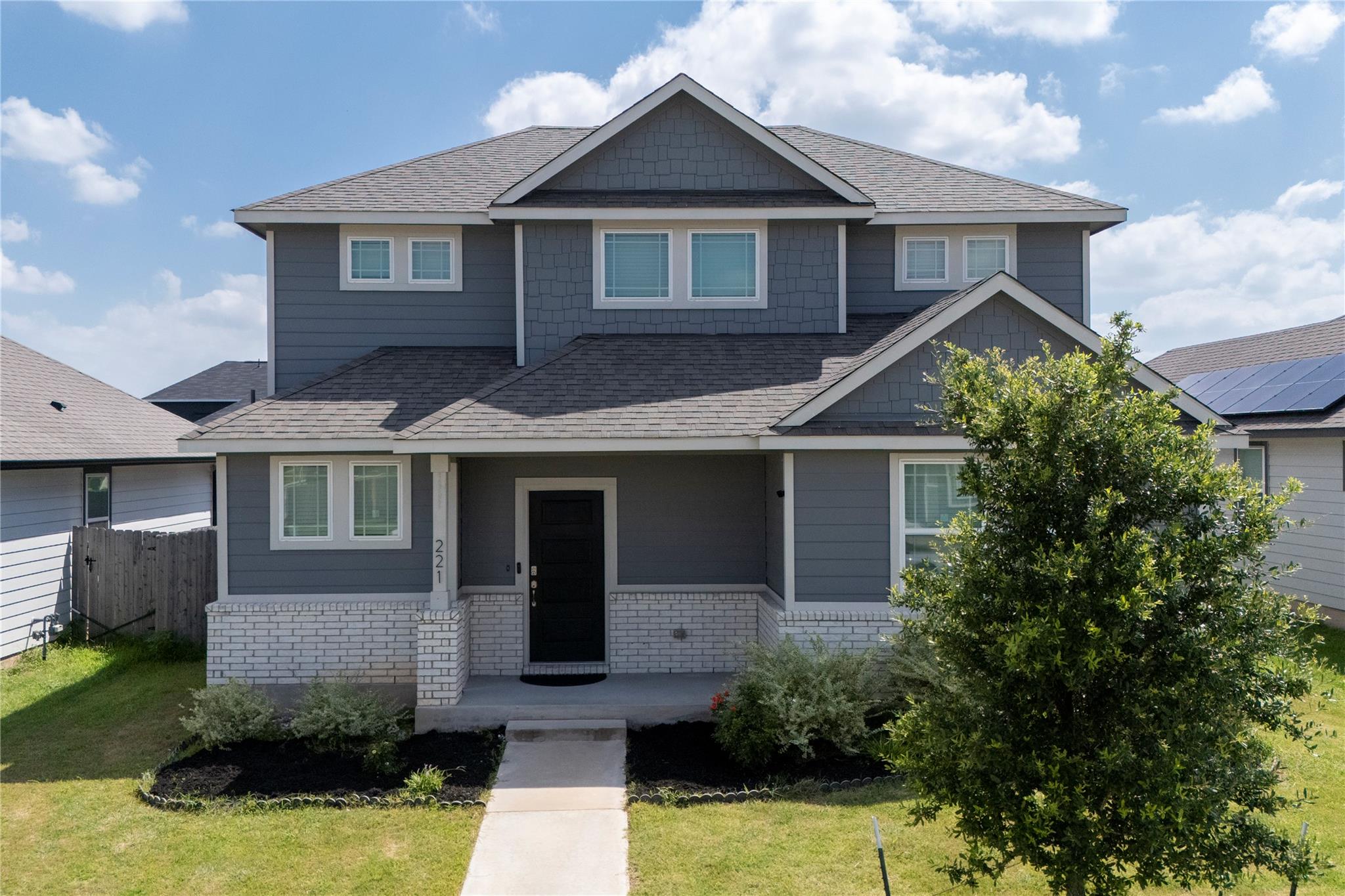 Listing photo 1 of 221  Banff Dr