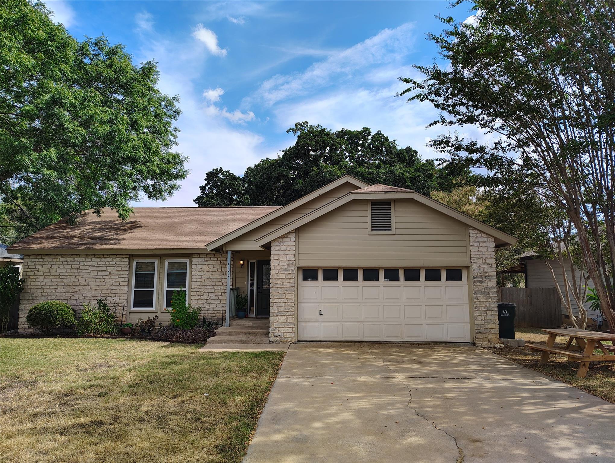 Listing photo 1 of 507  Thousand Oaks Blvd