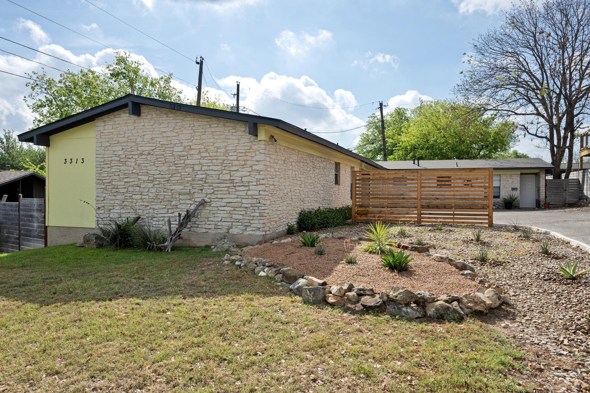 Listing photo 1 of 3313 S Oak Dr