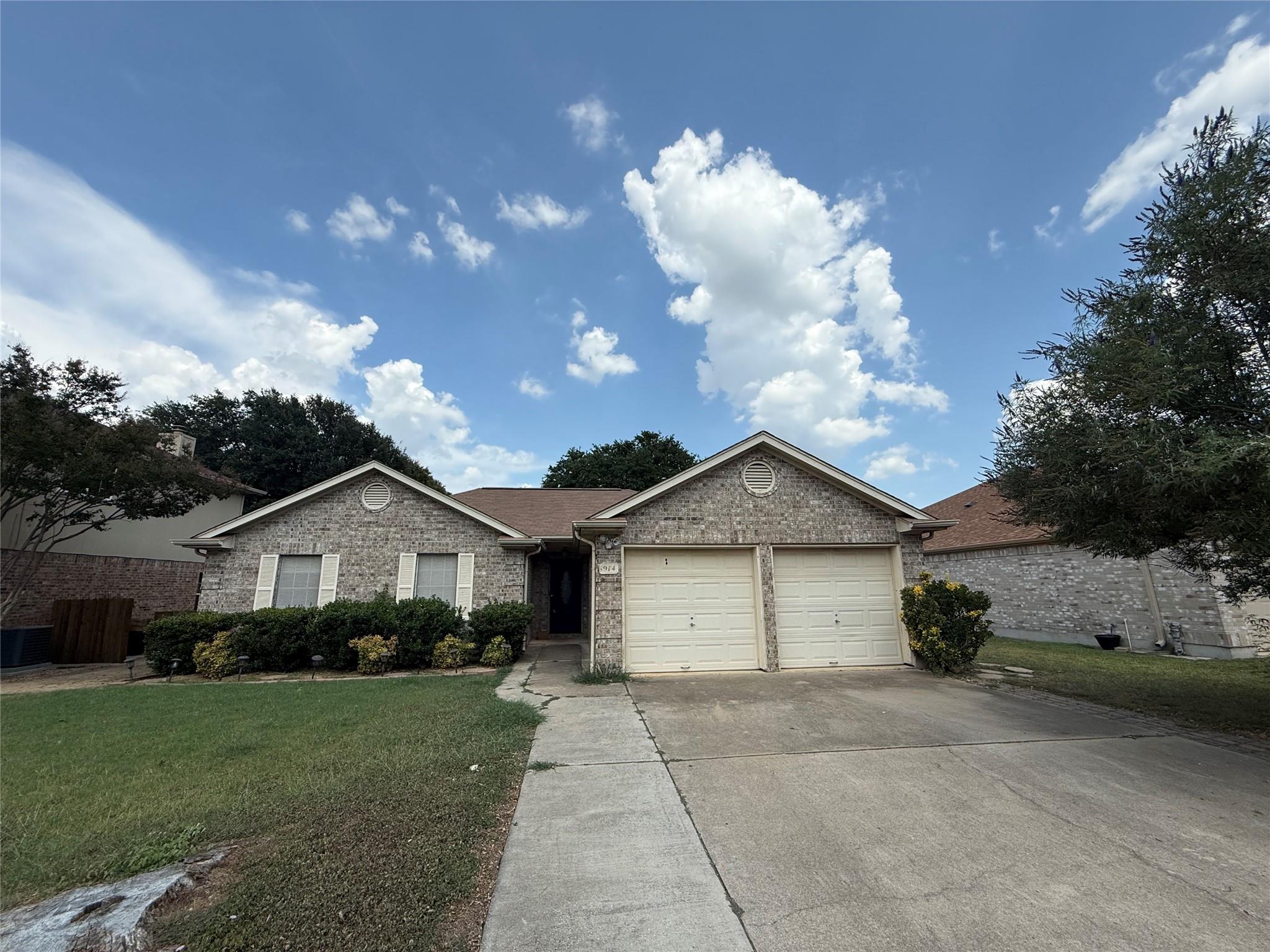 Listing photo 1 of 1914  Hollow Ridge Dr
