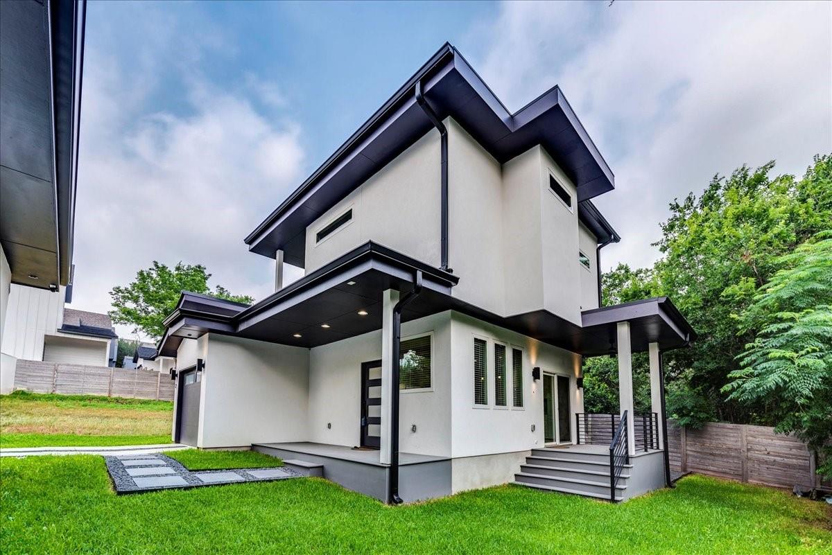 Listing photo 1 of 2302  Maxwell Ln  #2