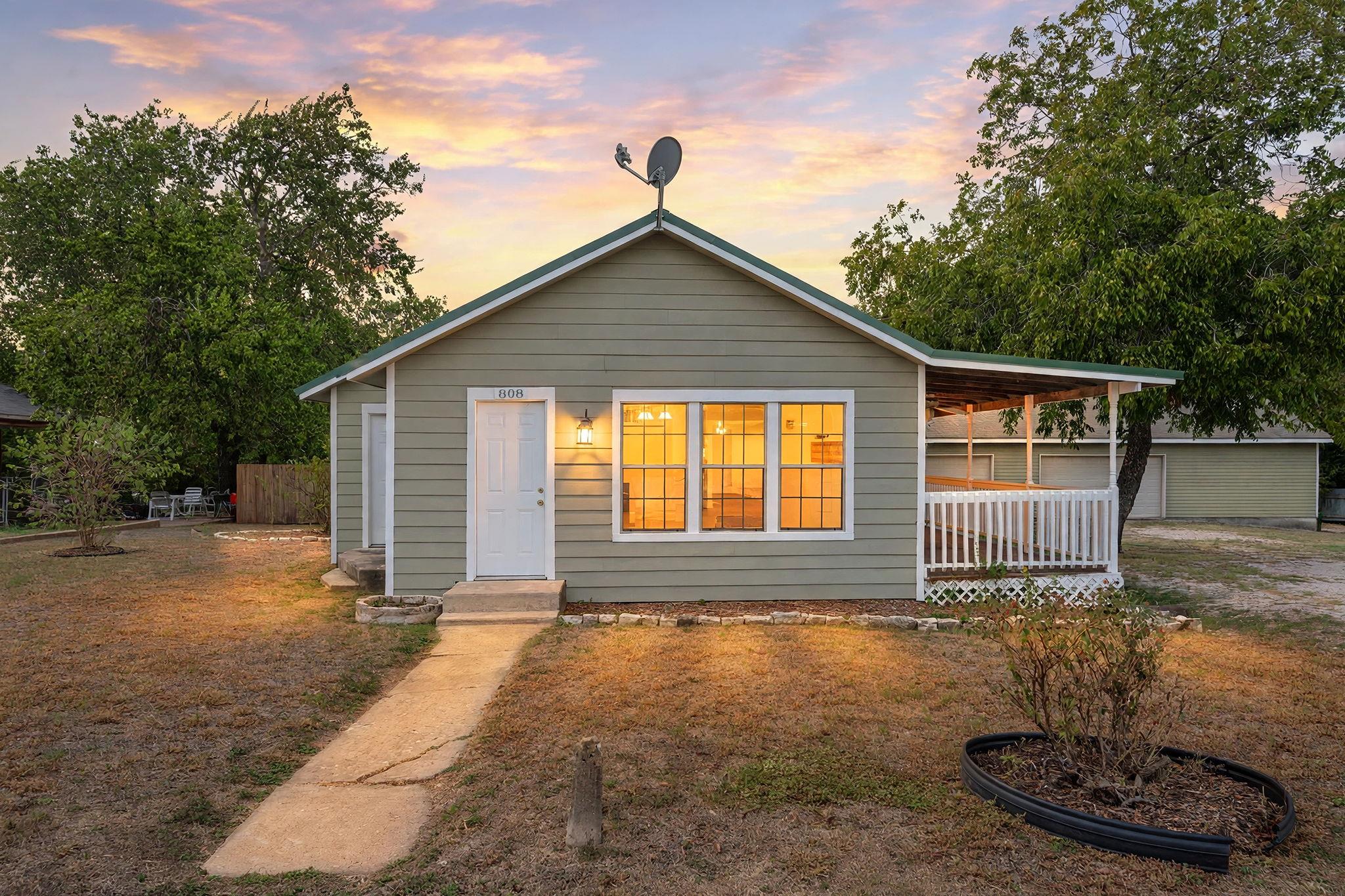 Listing photo 1 of 808 N Water St