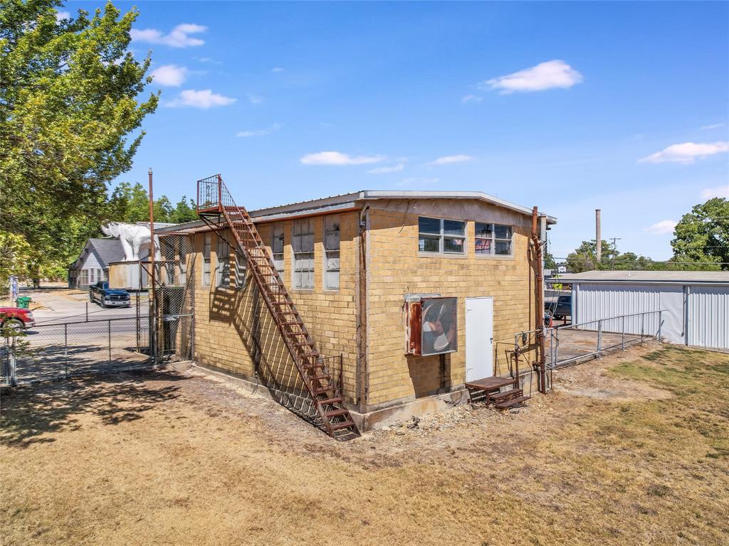 Listing photo 1 of 1018 N Main St