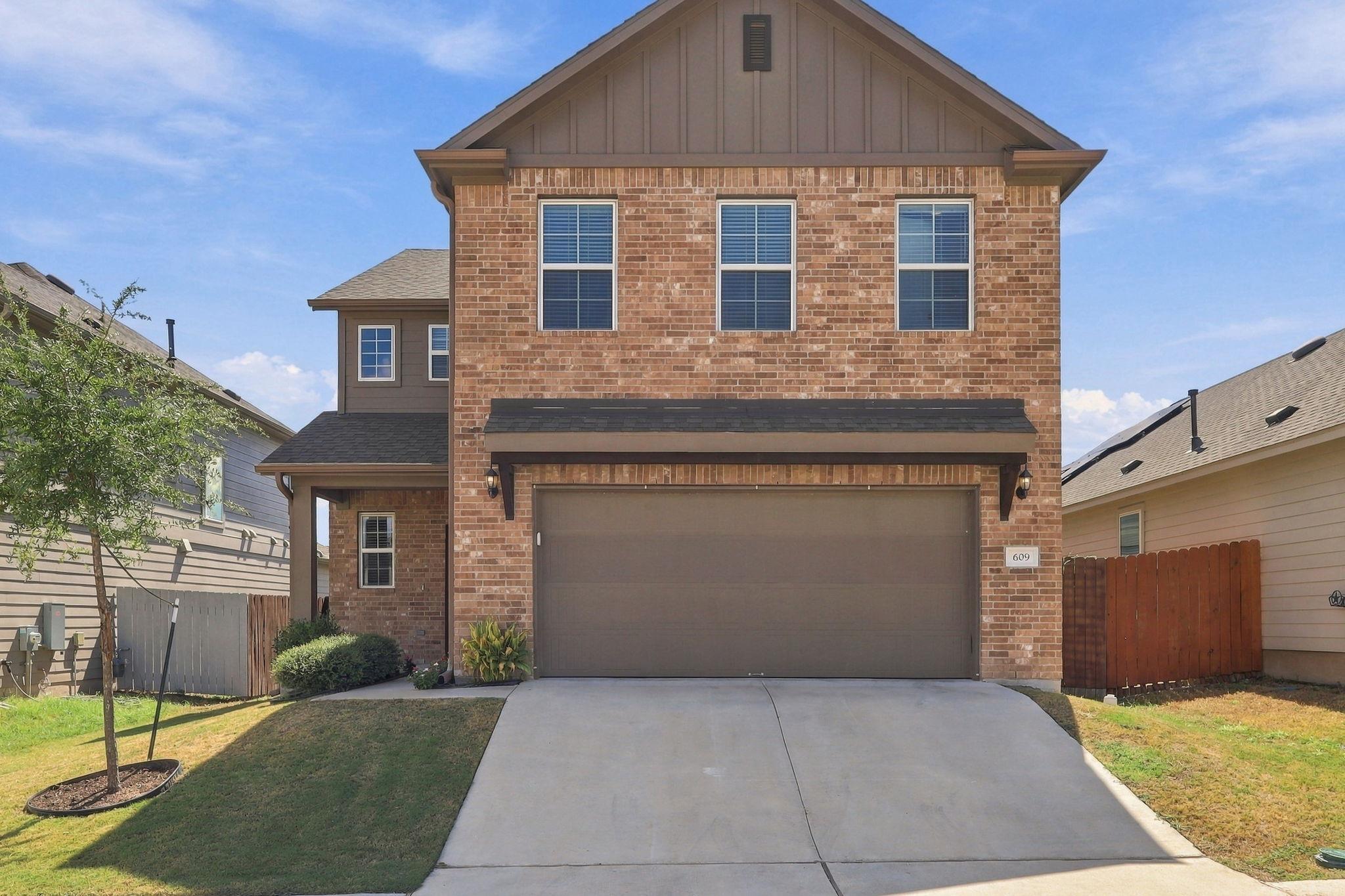 Listing photo 1 of 609  Falkland Trce