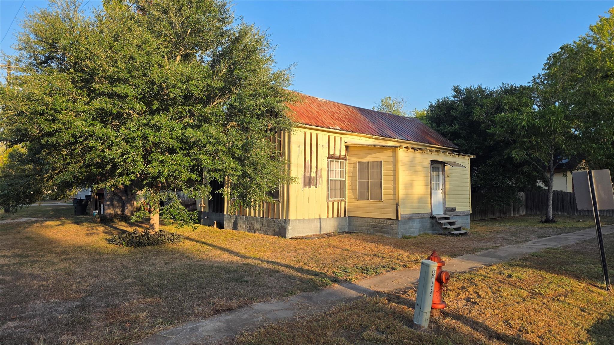 401 N Pecan St 매물 사진 1