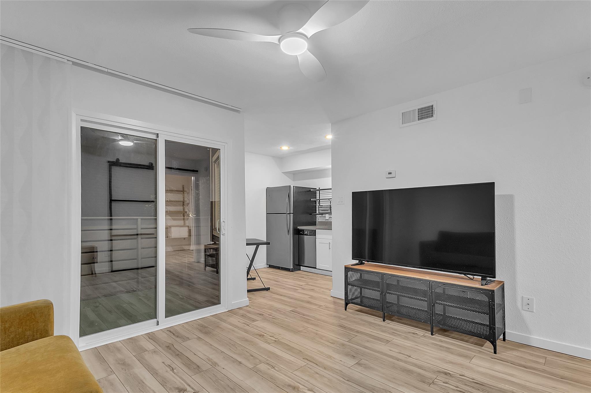 Listing photo 1 of 1840  Burton Dr  #184