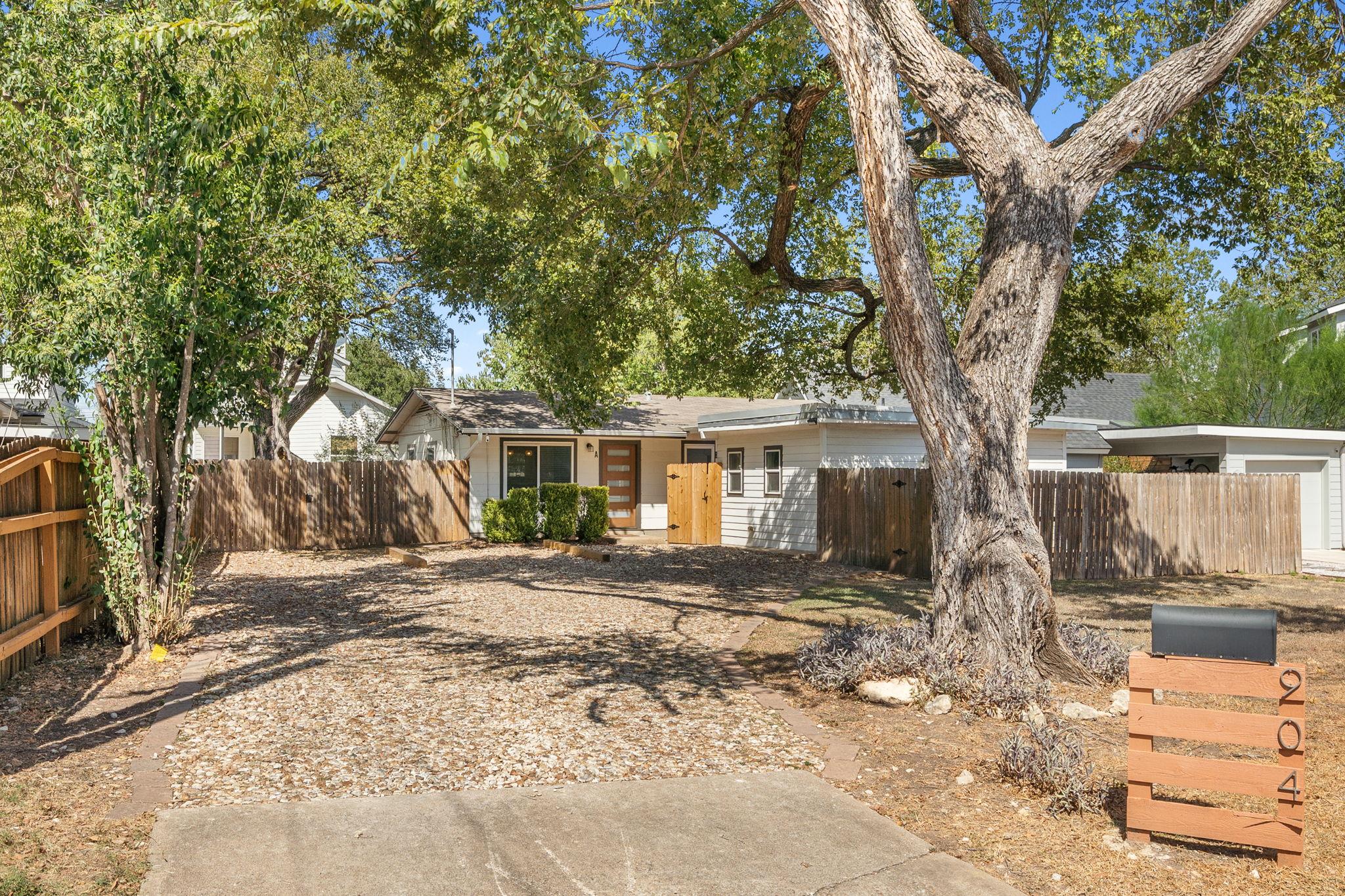Listing photo 1 of 904  Plateau Cir