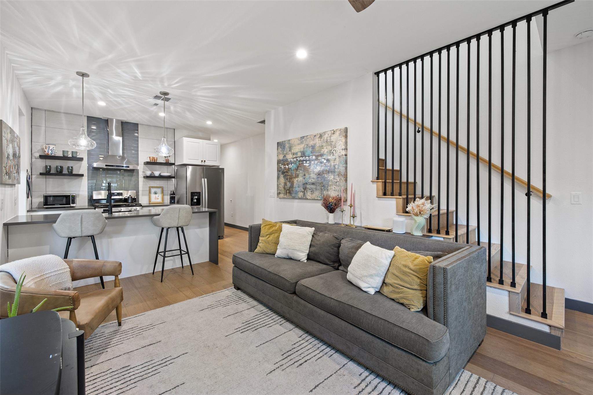 Ảnh nhà đang rao bán 1 của 5307  Harmon Ave  #2