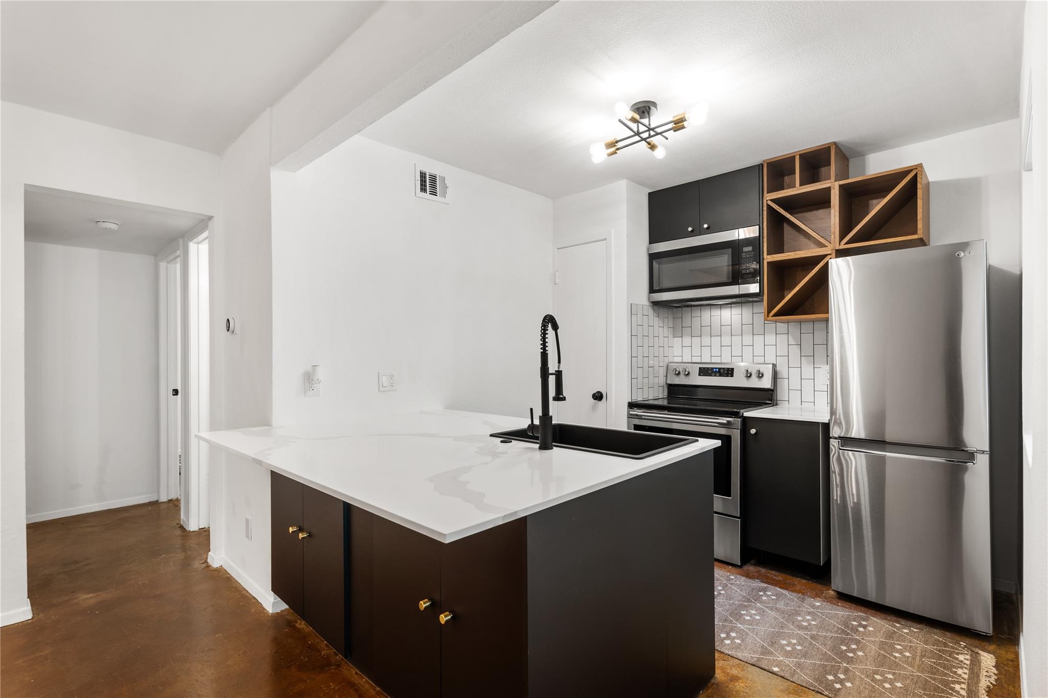 Listing photo 1 of 2119  Oxford Ave  #B