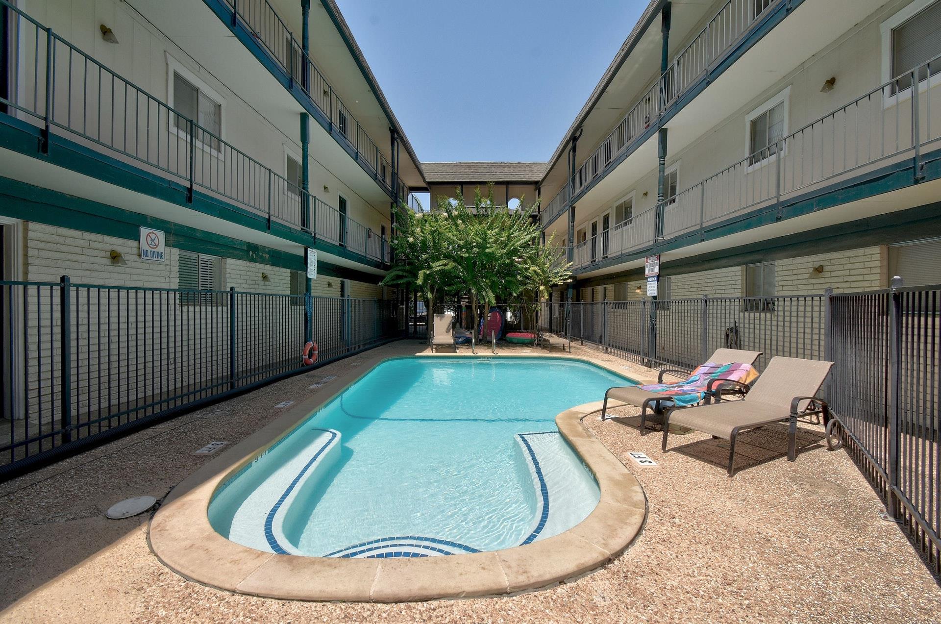 Listing photo 1 of 1725  Toomey Rd  #205