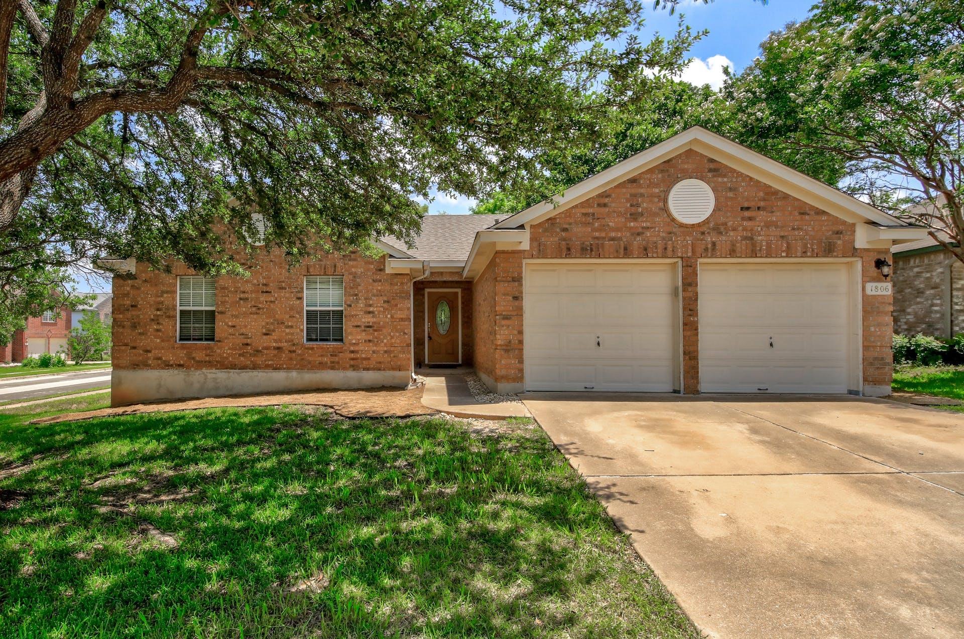 Listing photo 1 of 1806  Oakmont Ln