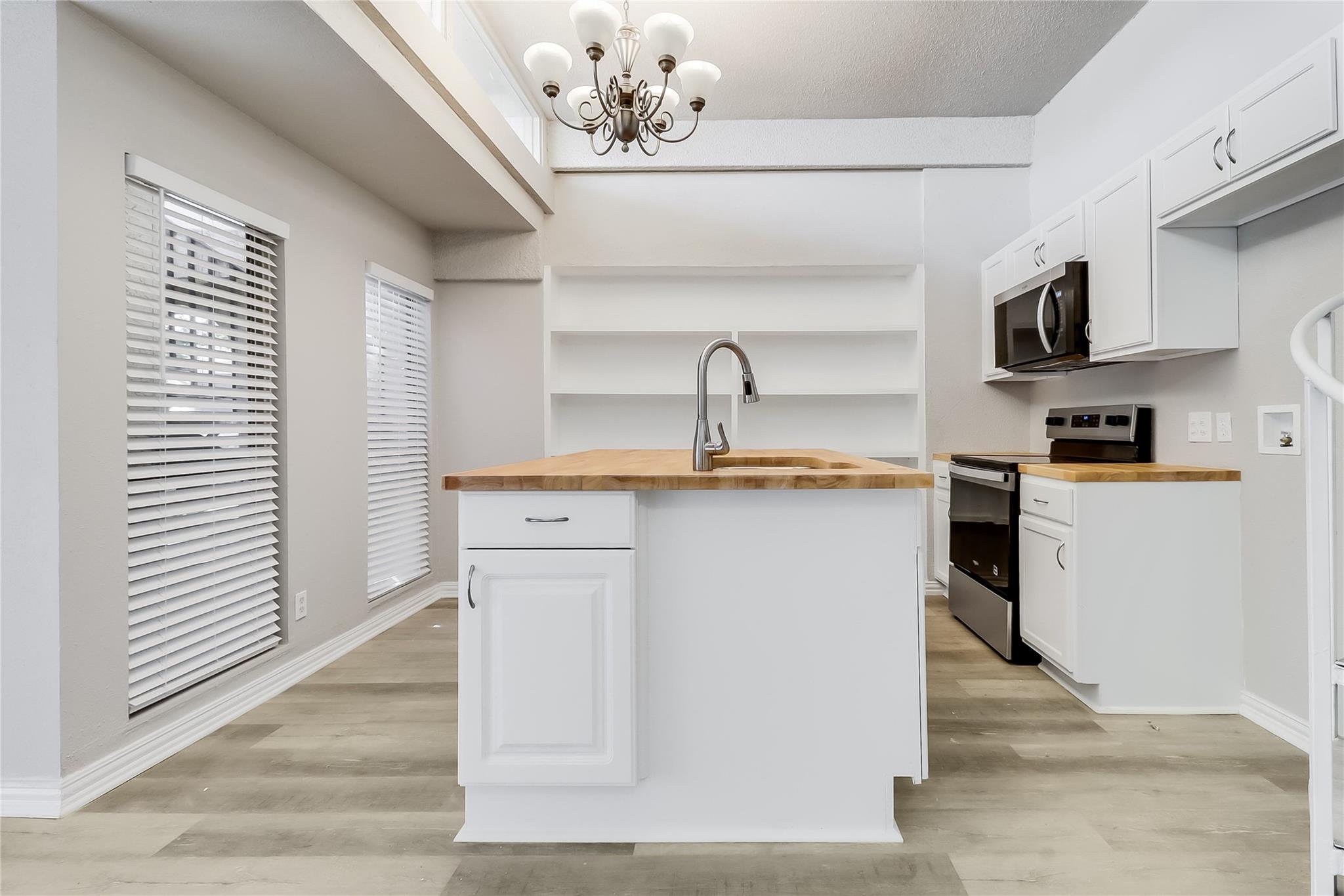 Listing photo 1 of 5918  Lago Vista Way  #D33
