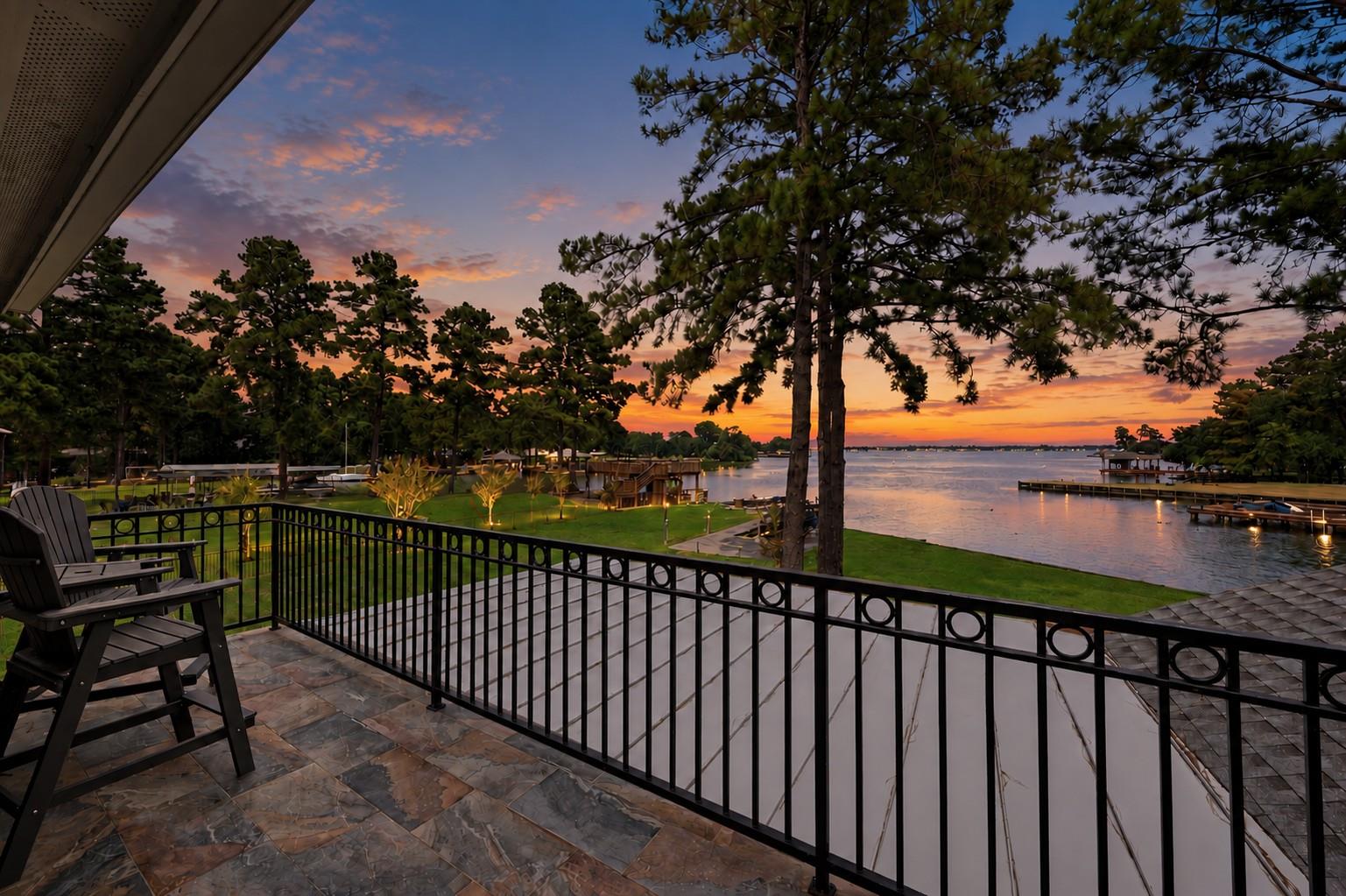 Panoramic waterfront vistas and evening sunsets u