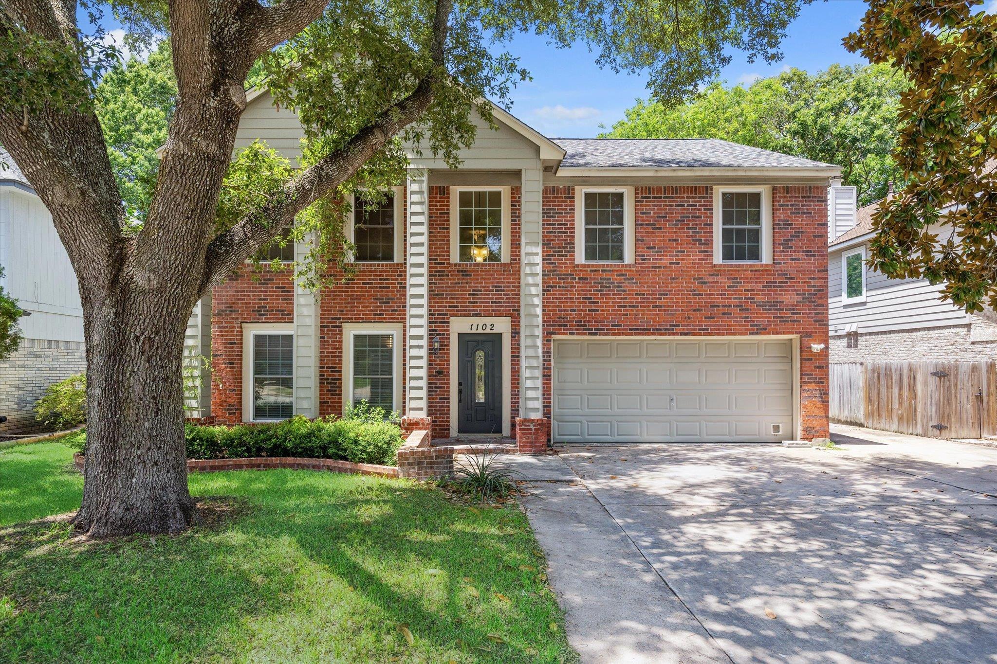 Listing photo 1 of 1102  Crestview St