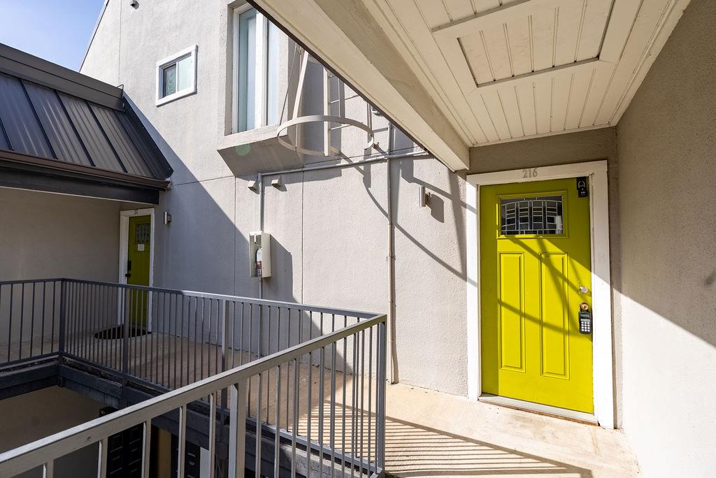 Listing photo 1 of 935  La Posada Dr  #216
