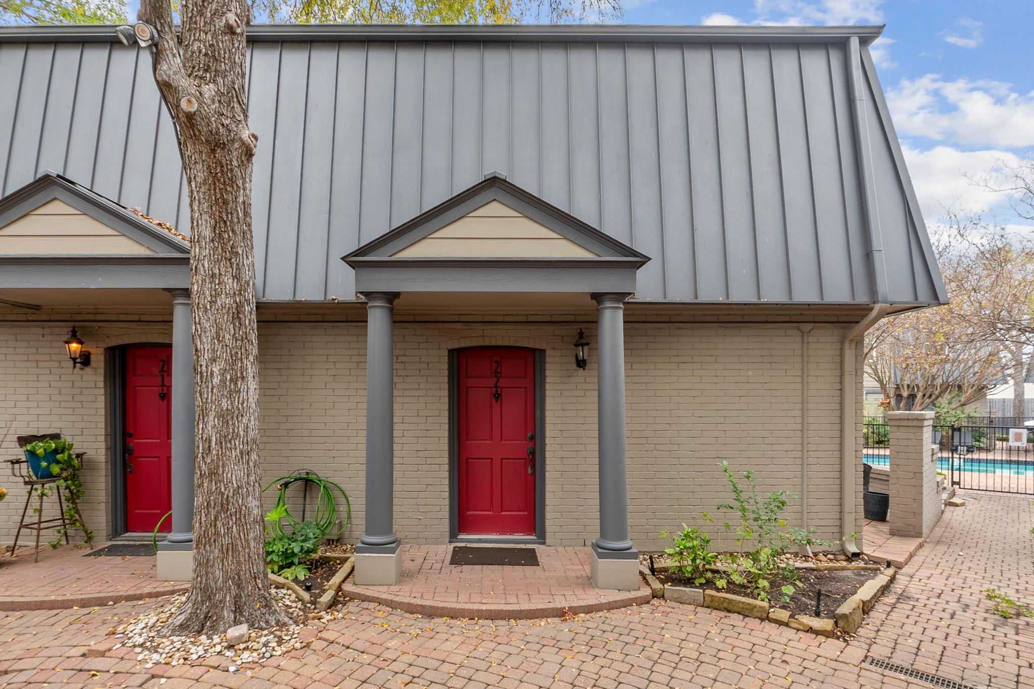 A welcoming front entrance is defined by classica