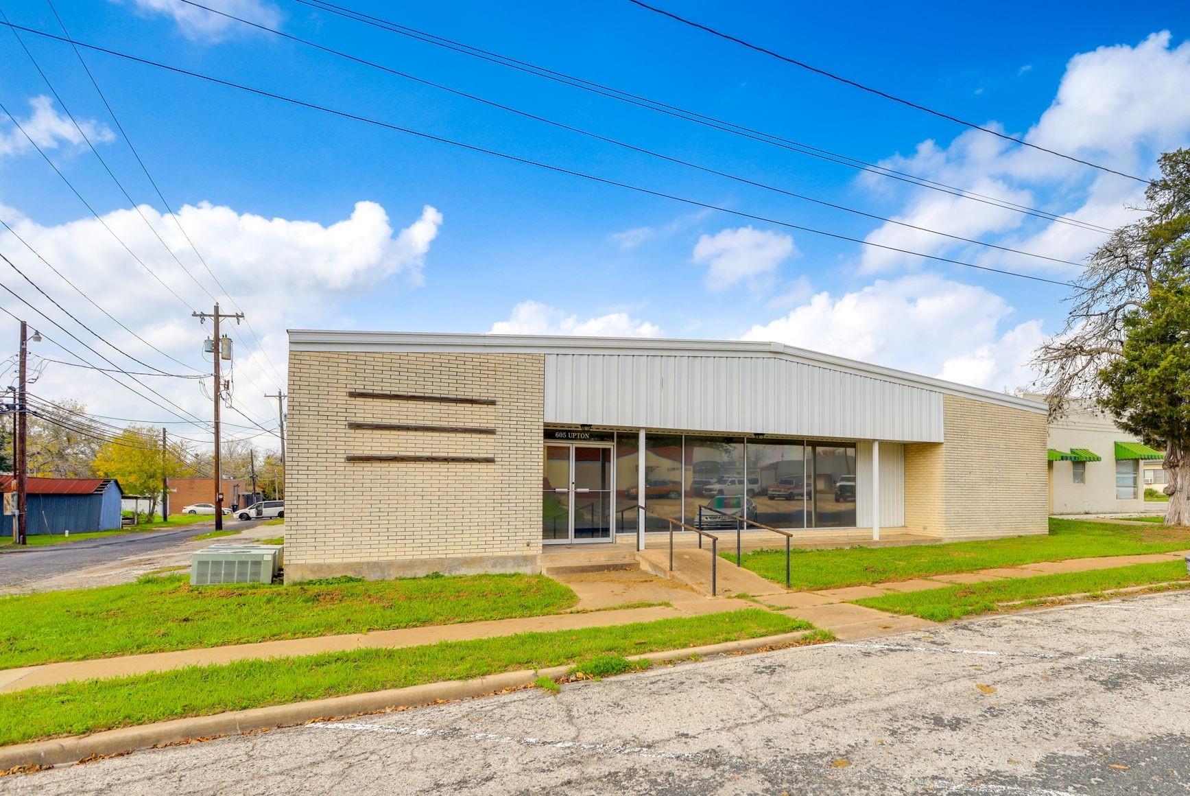 Listing photo 1 of 605  Upton Ave