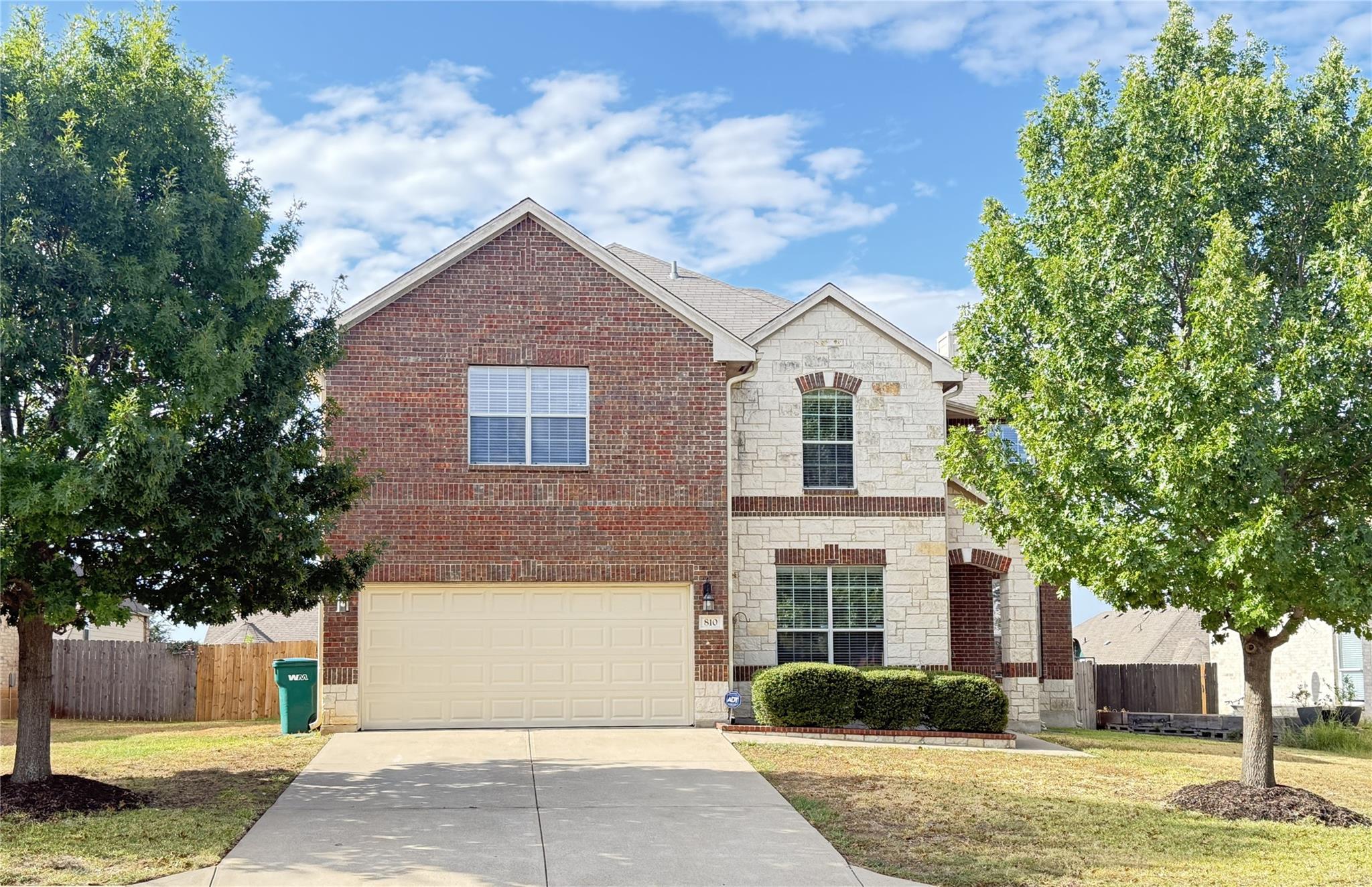 Foto del anuncio 1 de 810  Red Fern Dr