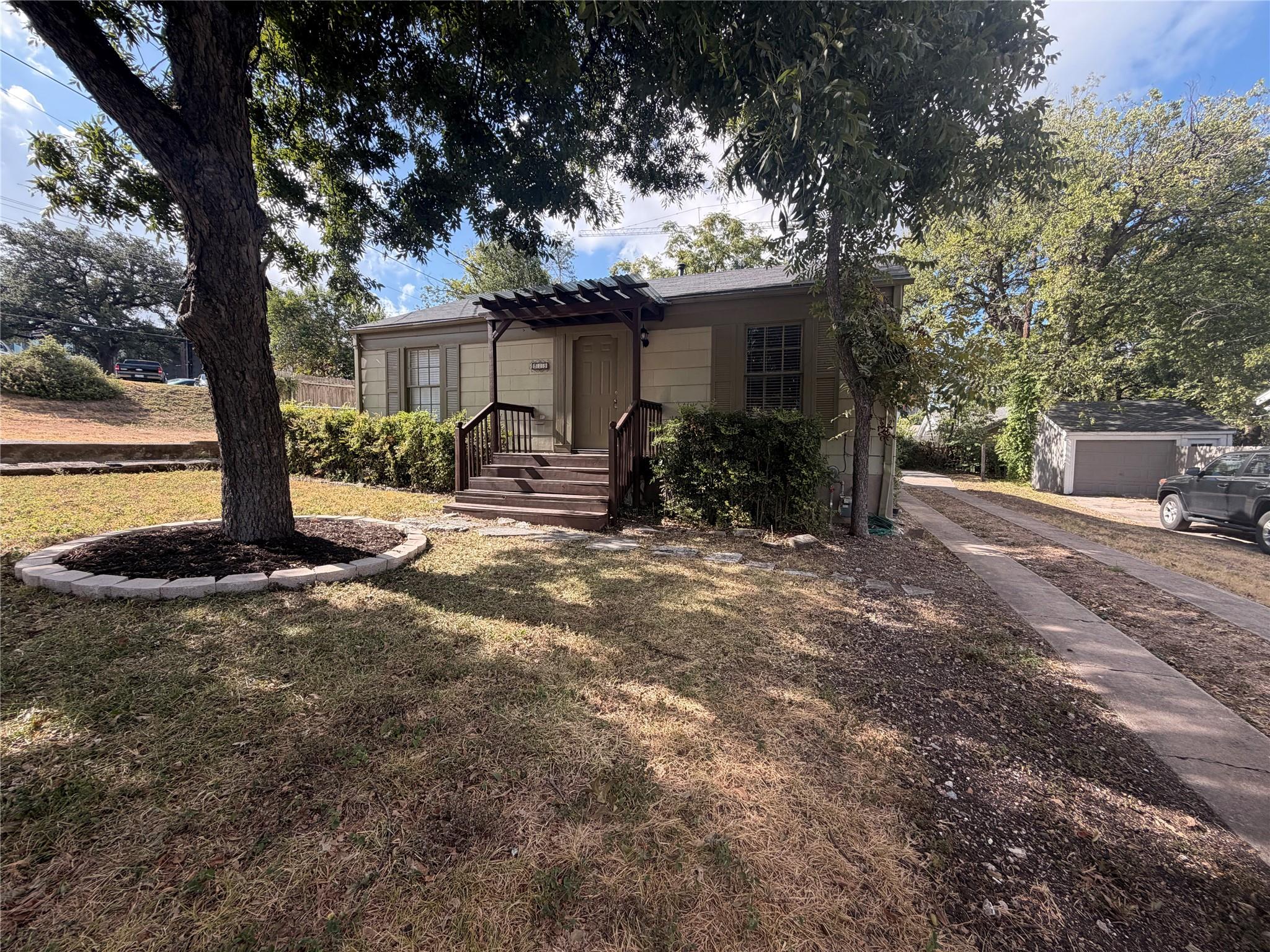 Listing photo 1 of 819 E 31st St